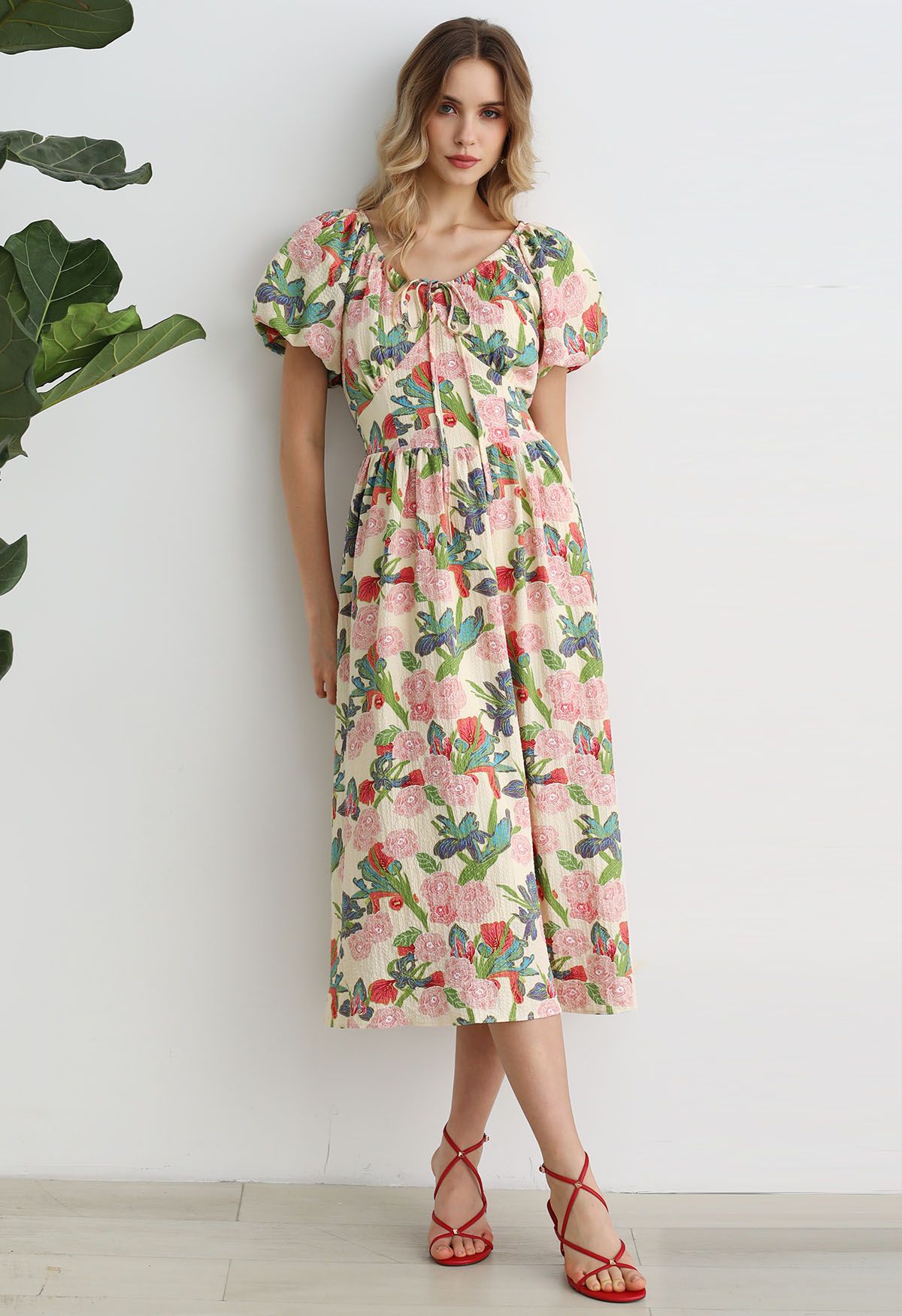 Robe mi-longue à manches bouffantes et imprimé feuilles de jardin roses