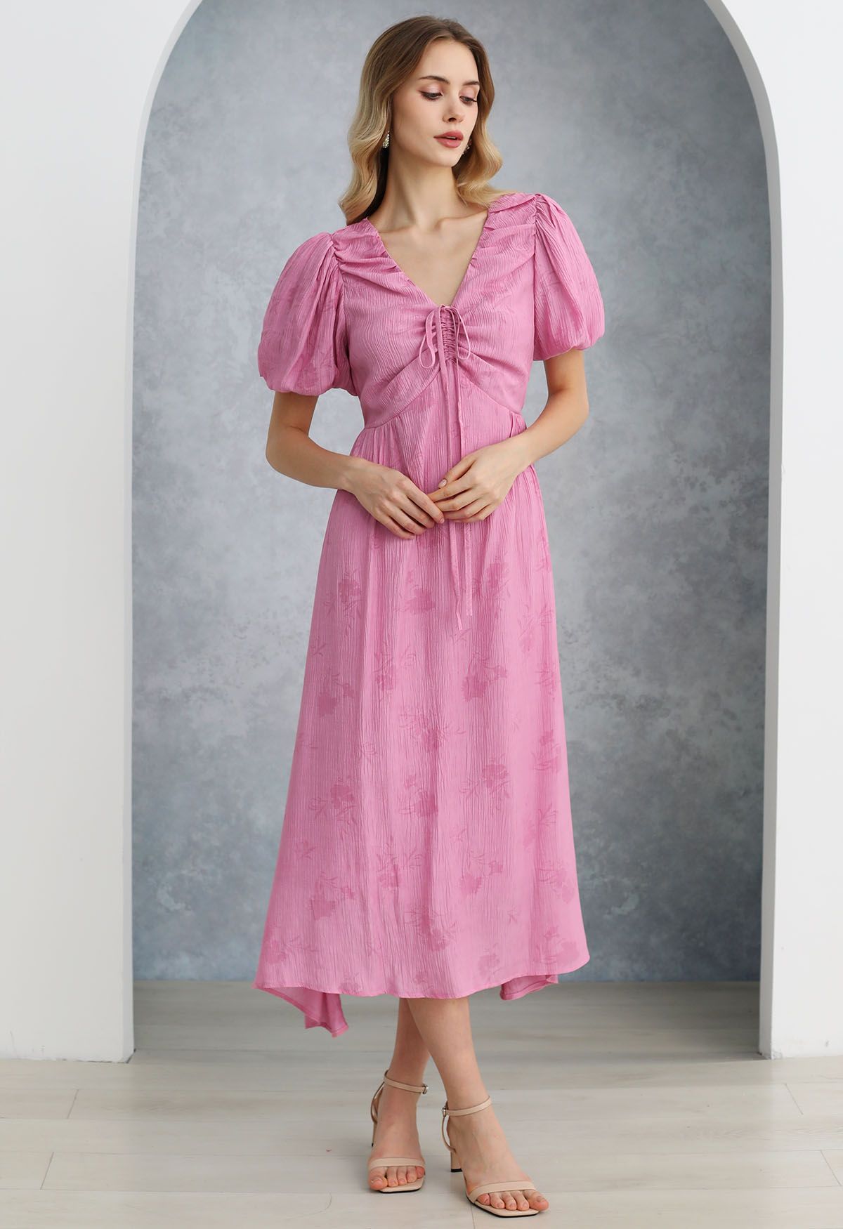 Robe mi-longue à col en V avec cordon de serrage et texture florale subtile en rose