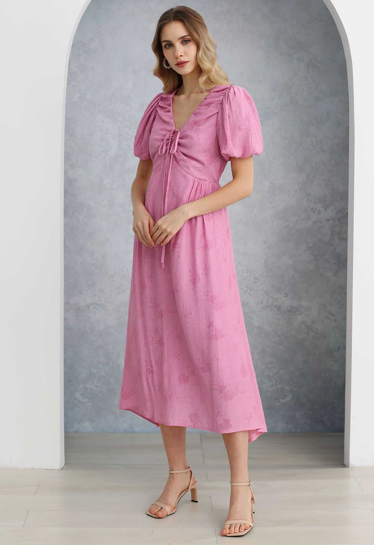 Robe mi-longue à col en V avec cordon de serrage et texture florale subtile en rose