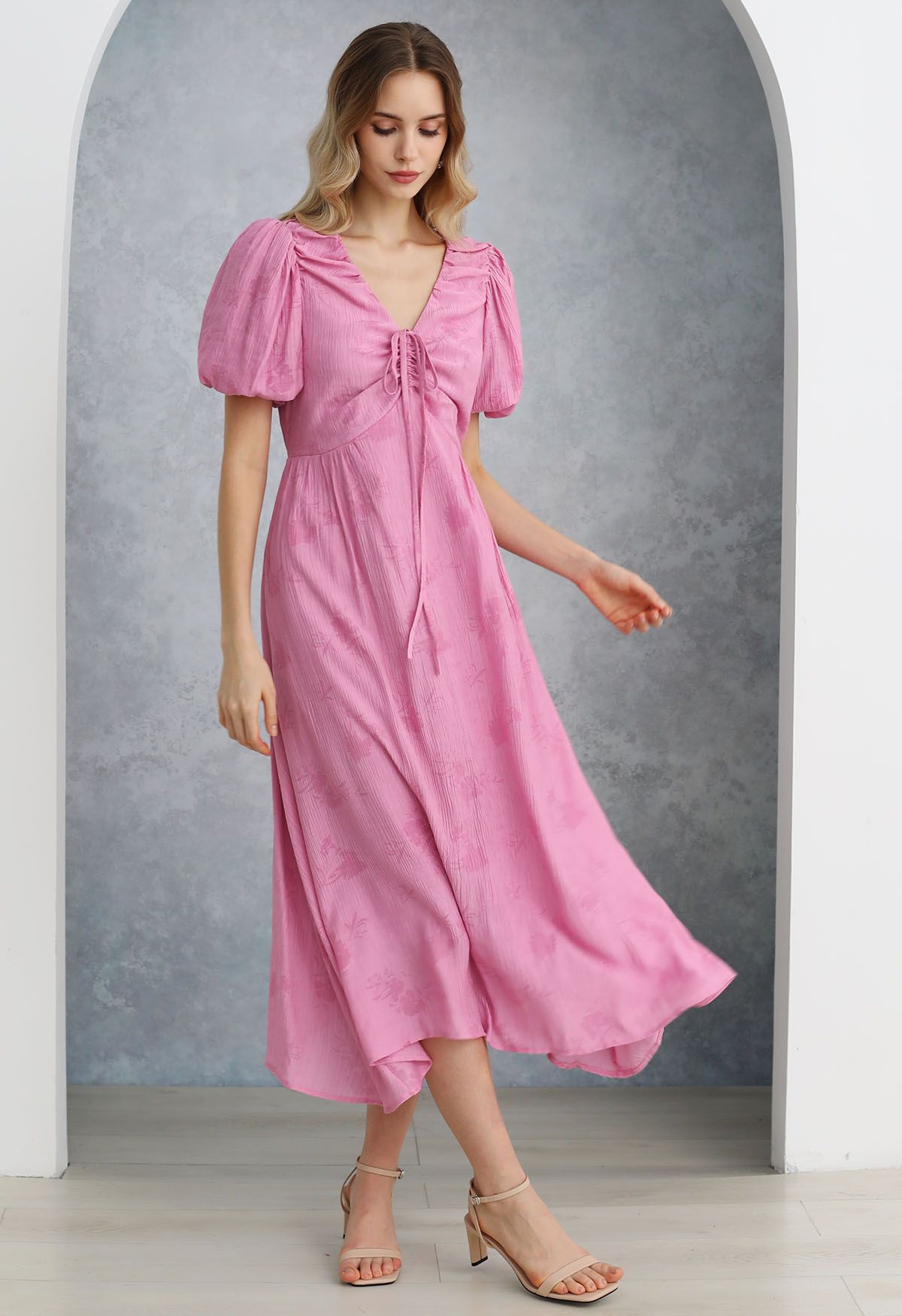 Robe mi-longue à col en V avec cordon de serrage et texture florale subtile en rose