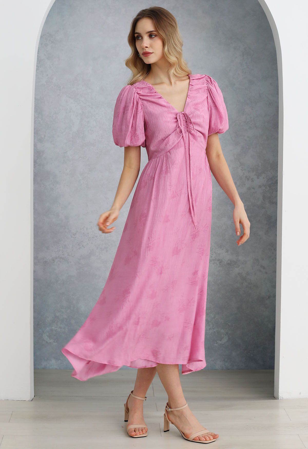 Robe mi-longue à col en V avec cordon de serrage et texture florale subtile en rose