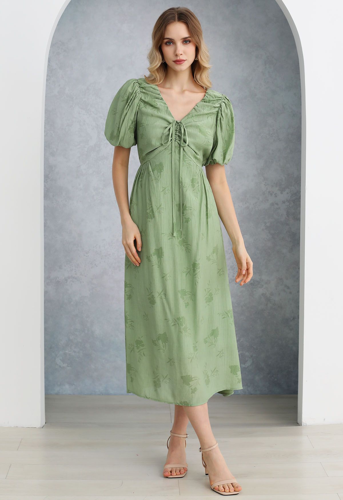 Robe mi-longue à col en V avec cordon de serrage et texture florale subtile en vert