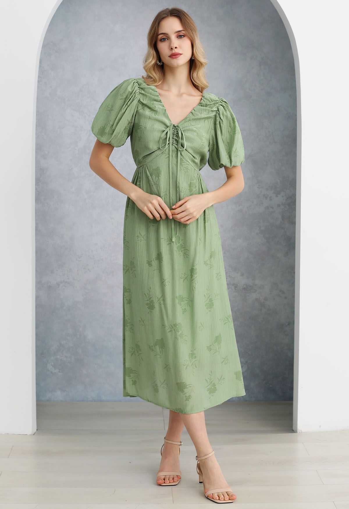 Robe mi-longue à col en V avec cordon de serrage et texture florale subtile en vert