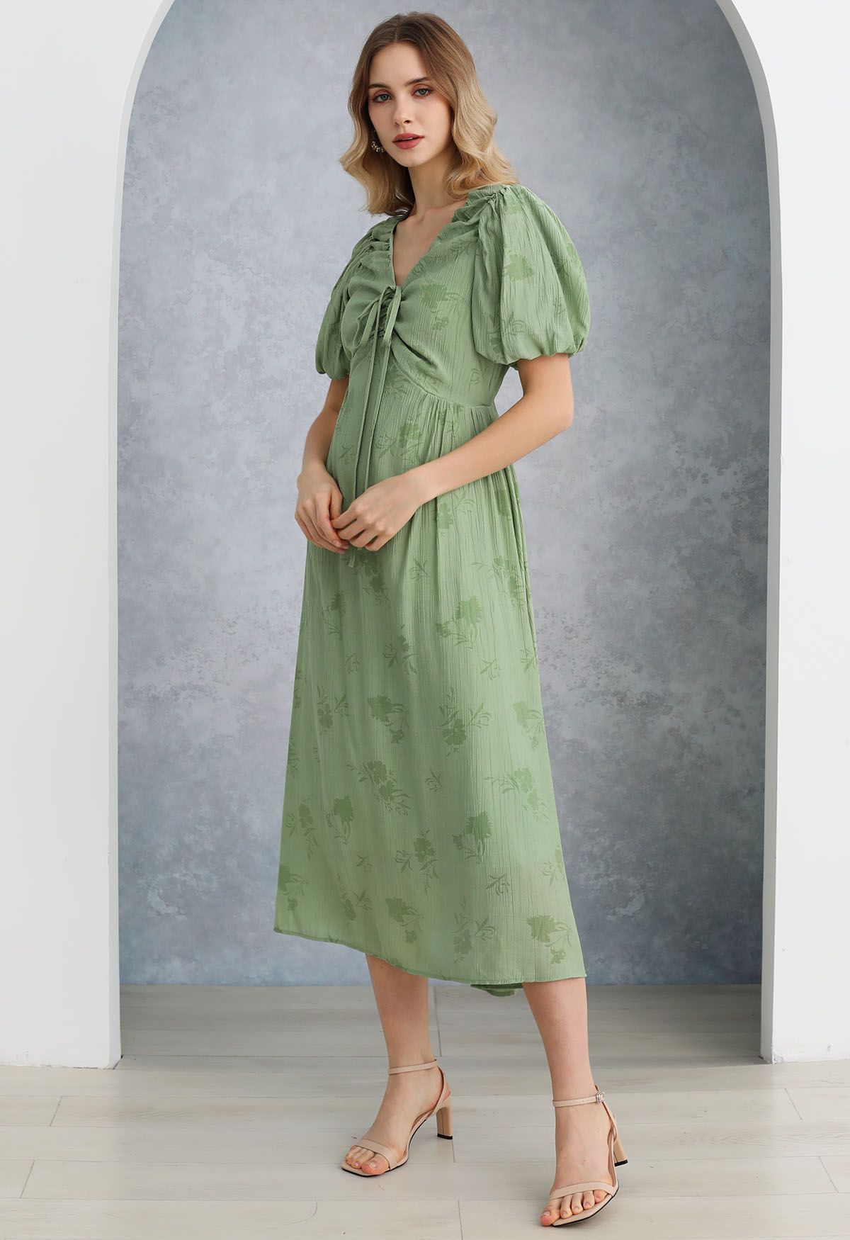 Robe mi-longue à col en V avec cordon de serrage et texture florale subtile en vert