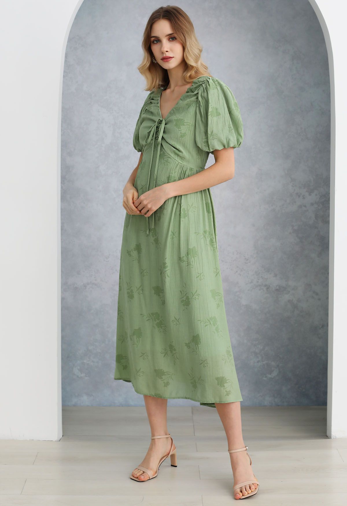 Robe mi-longue à col en V avec cordon de serrage et texture florale subtile en vert