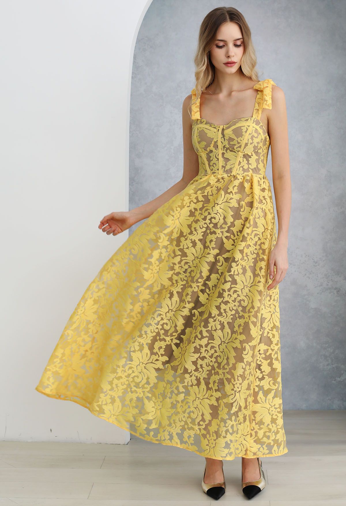 Robe caraco jaune en organza fleuri brodé