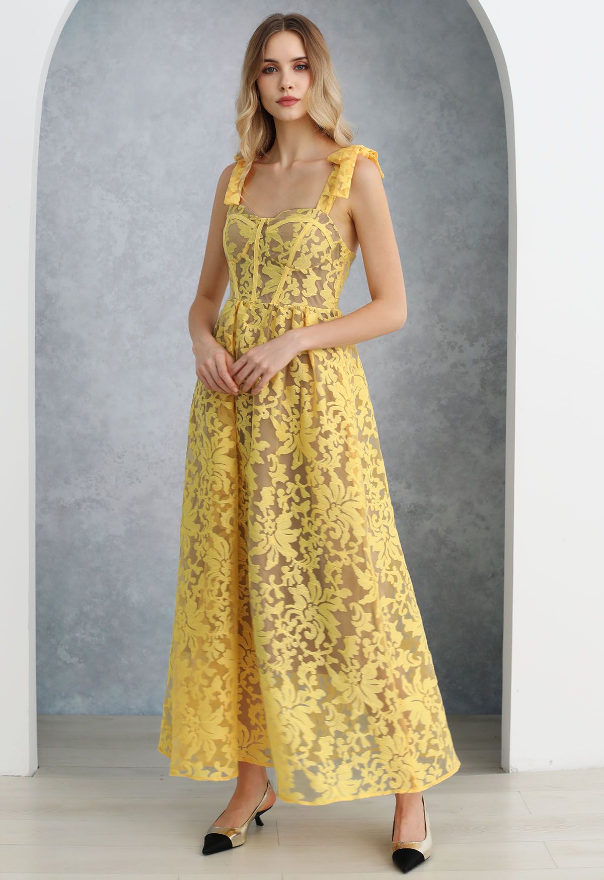 Robe caraco jaune en organza fleuri brodé