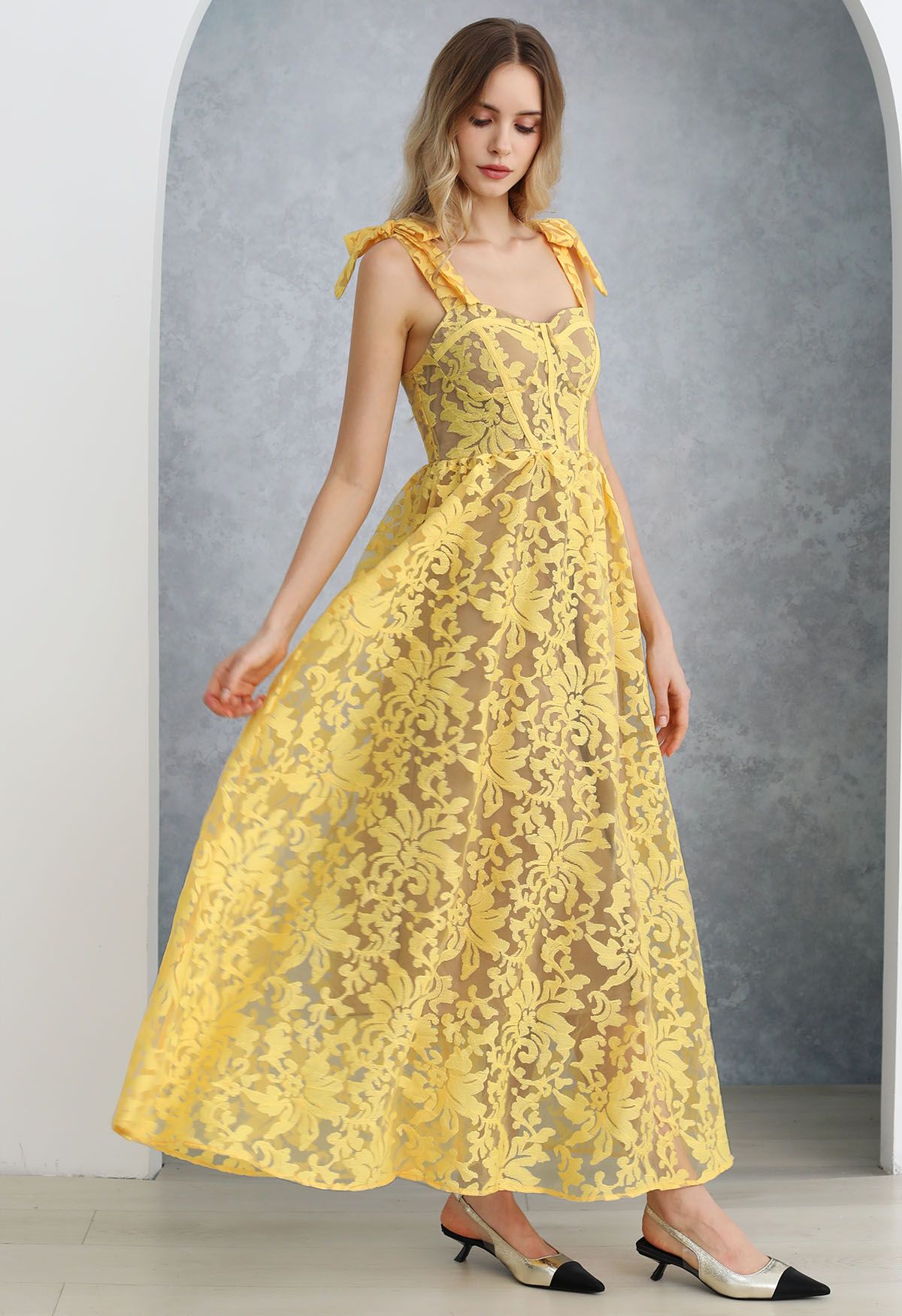 Robe caraco jaune en organza fleuri brodé