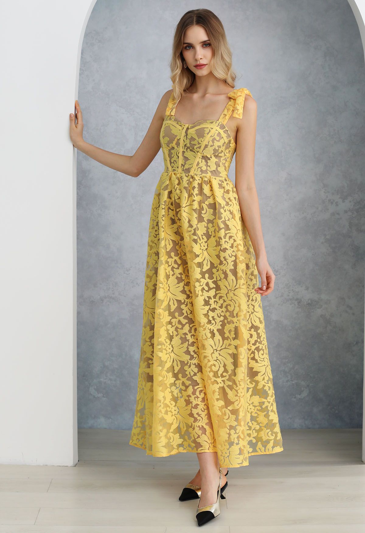 Robe caraco jaune en organza fleuri brodé