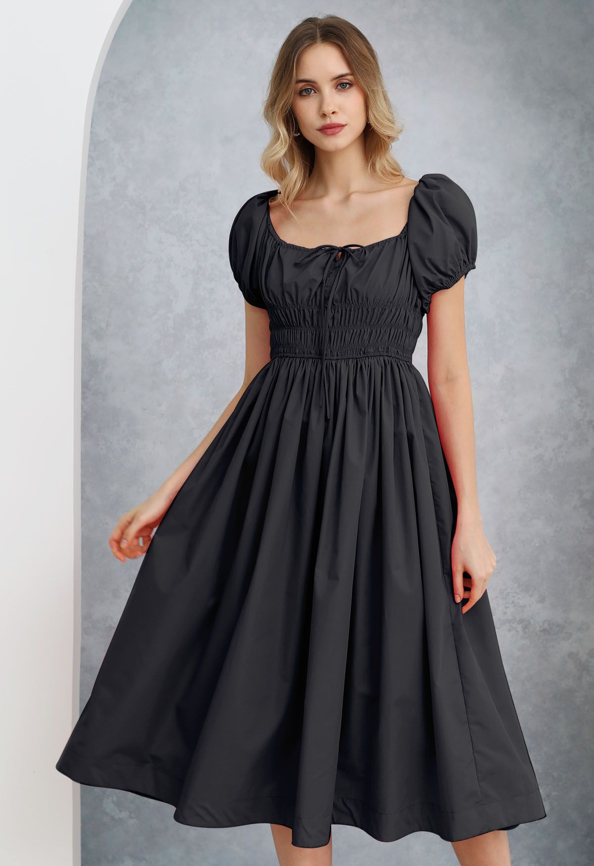 Robe midi froncée à manches bouffantes et col carré en noir