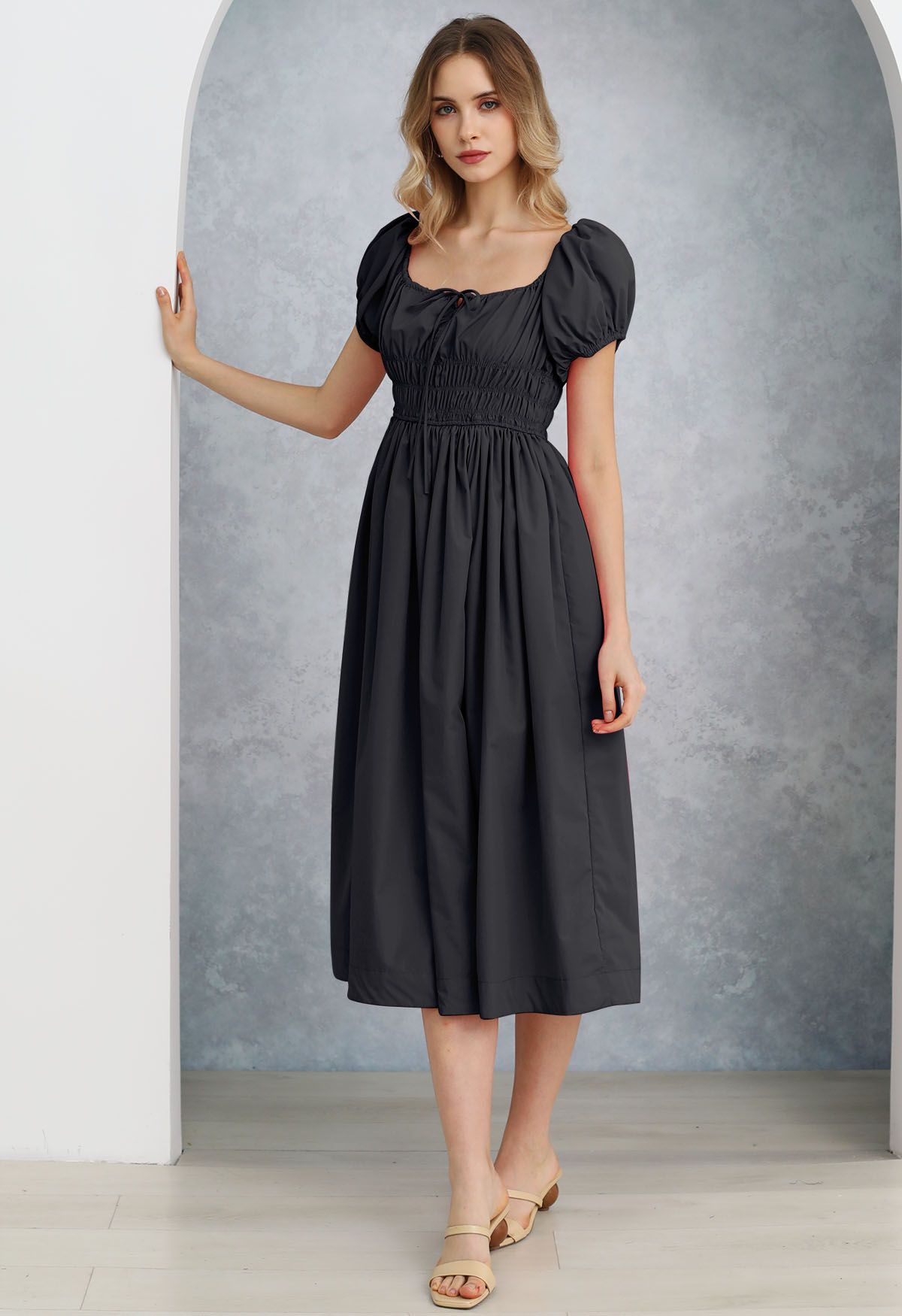 Robe midi froncée à manches bouffantes et col carré en noir