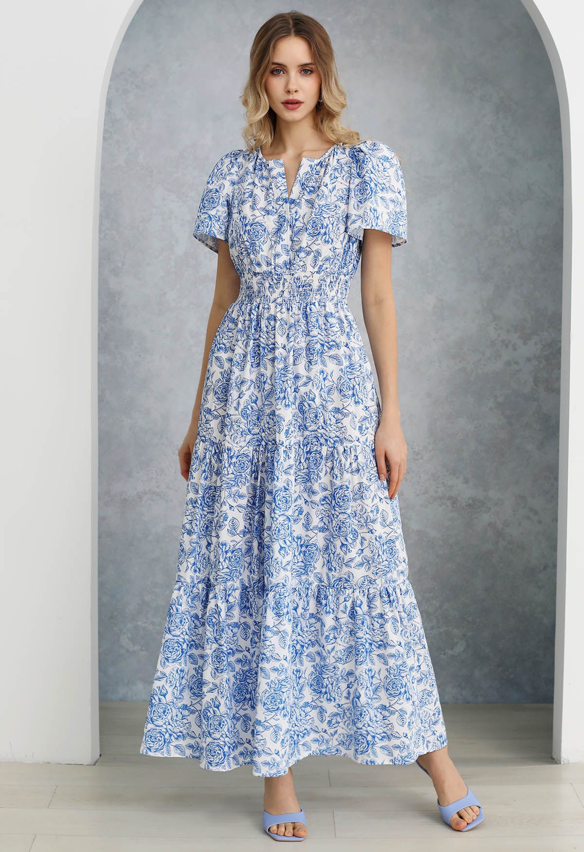 Robe longue imprimée de fleurs bleues exubérantes