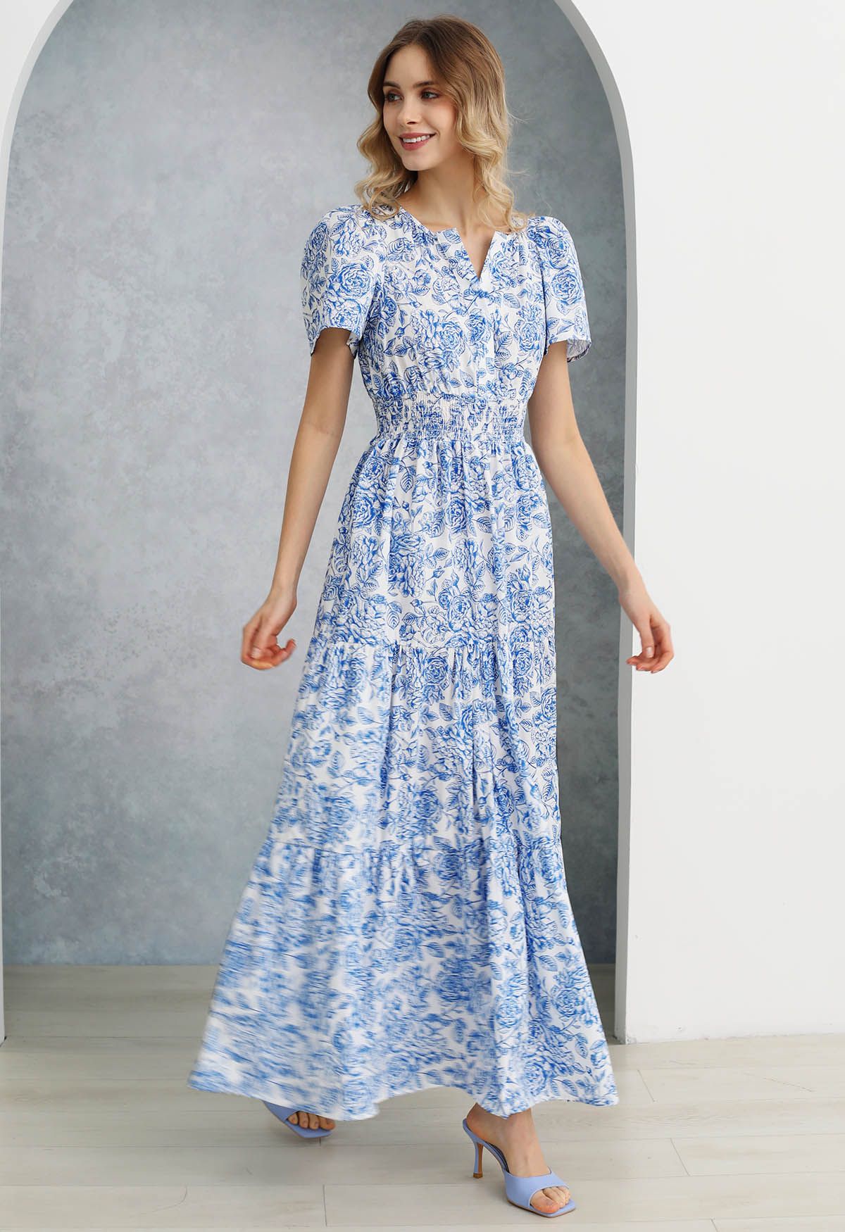 Robe longue imprimée de fleurs bleues exubérantes