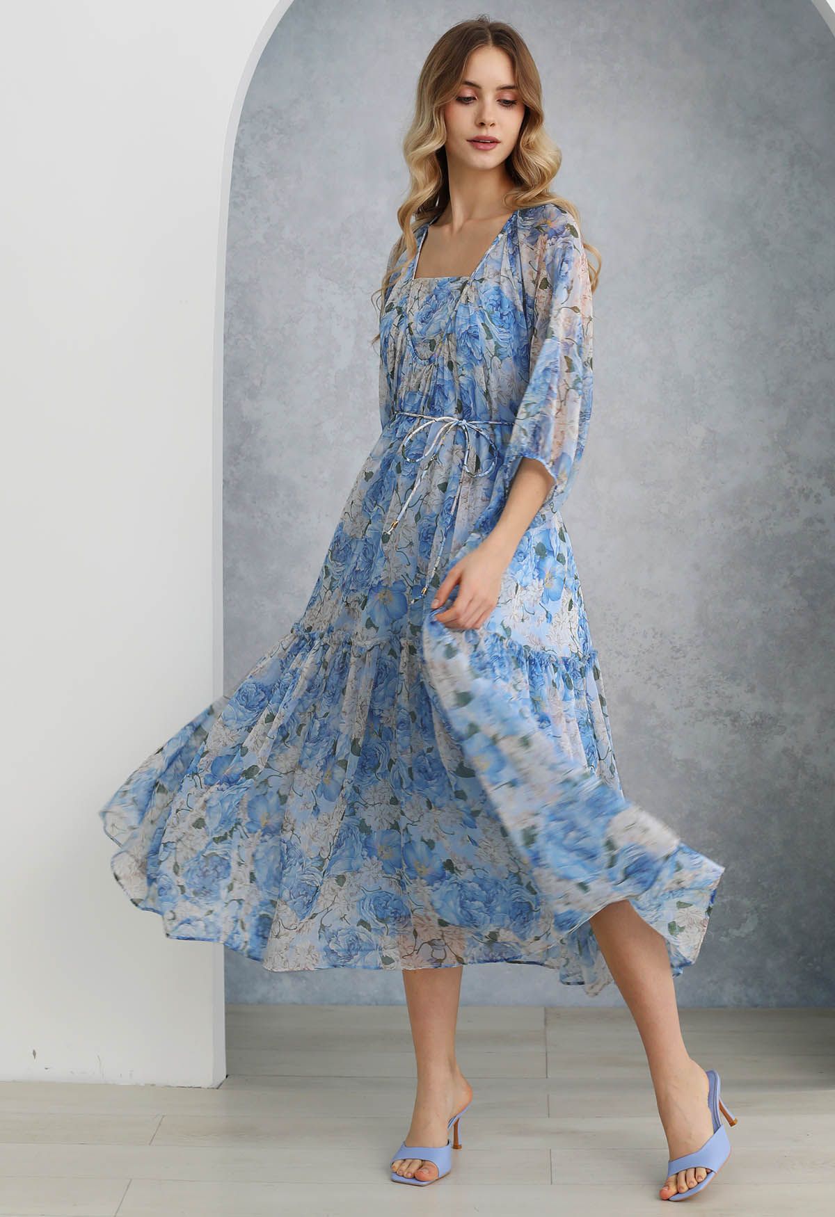 Robe Dolly Gauzy à imprimé floral et manches bulles en bleu