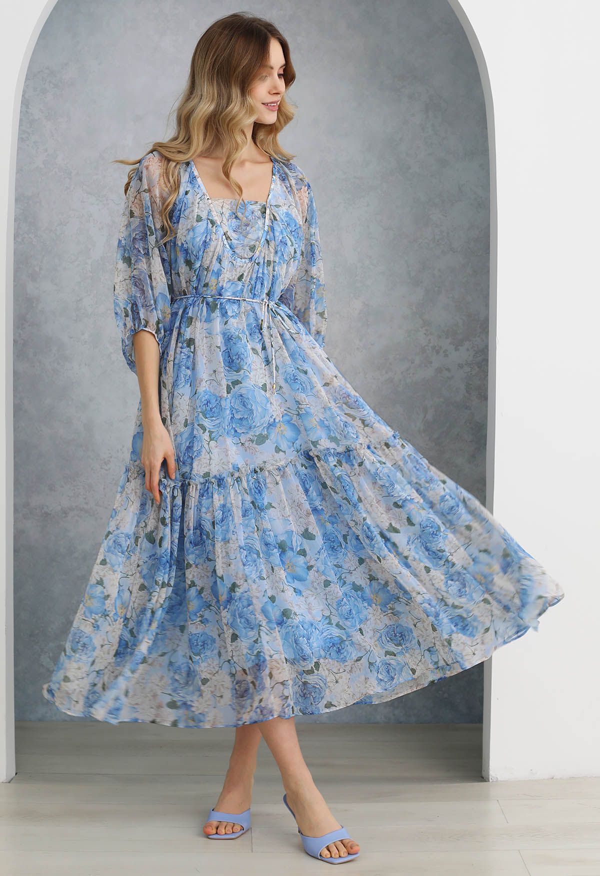 Robe Dolly Gauzy à imprimé floral et manches bulles en bleu