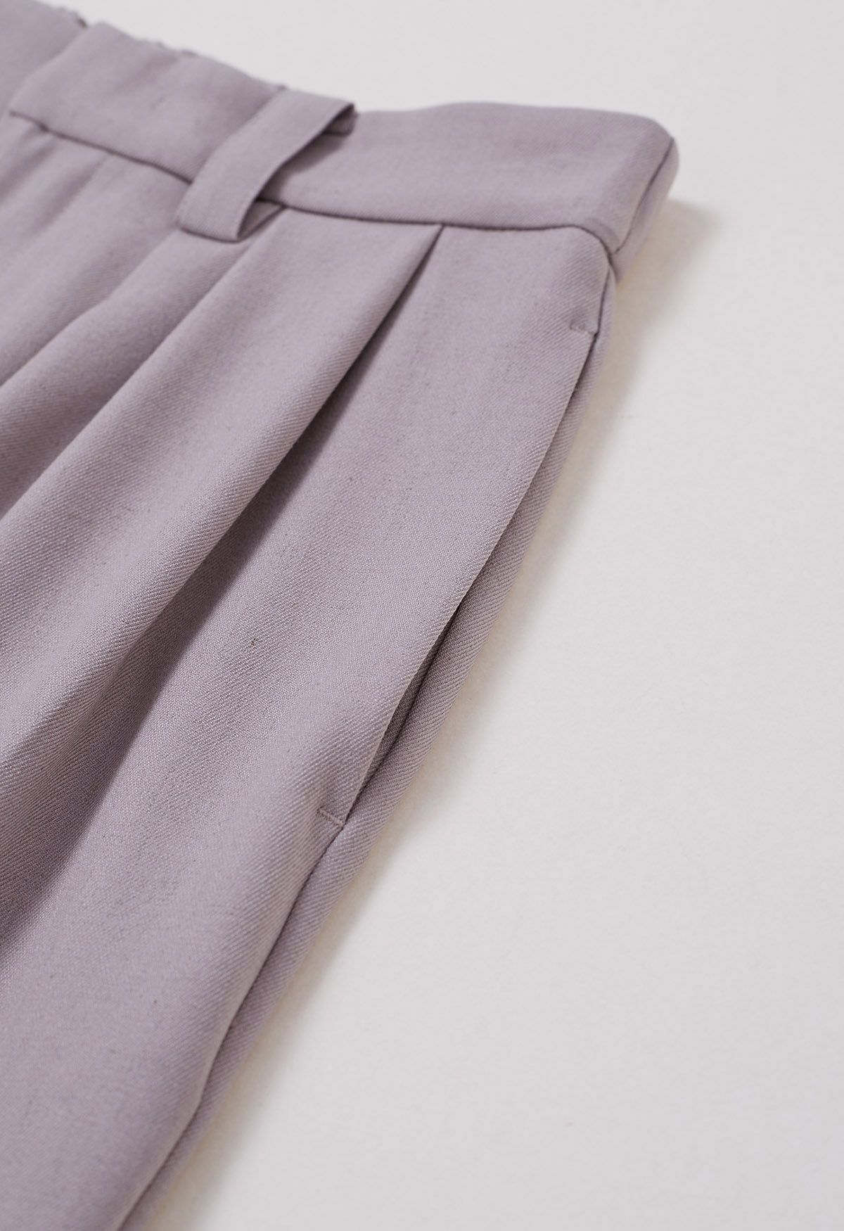 Pantalon droit avec ceinture en similicuir, lilas