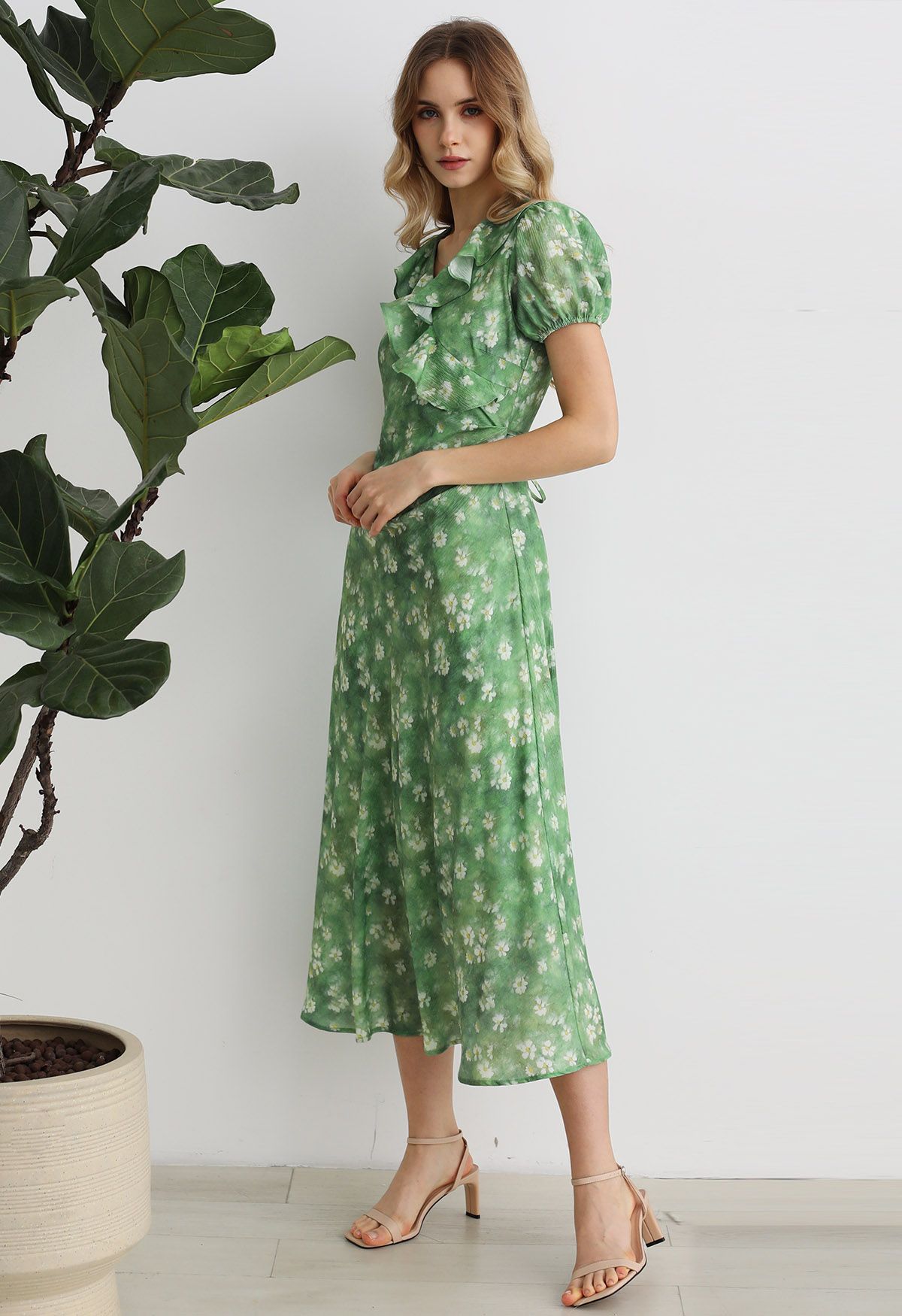 Robe longue à volants et imprimé marguerite en vert