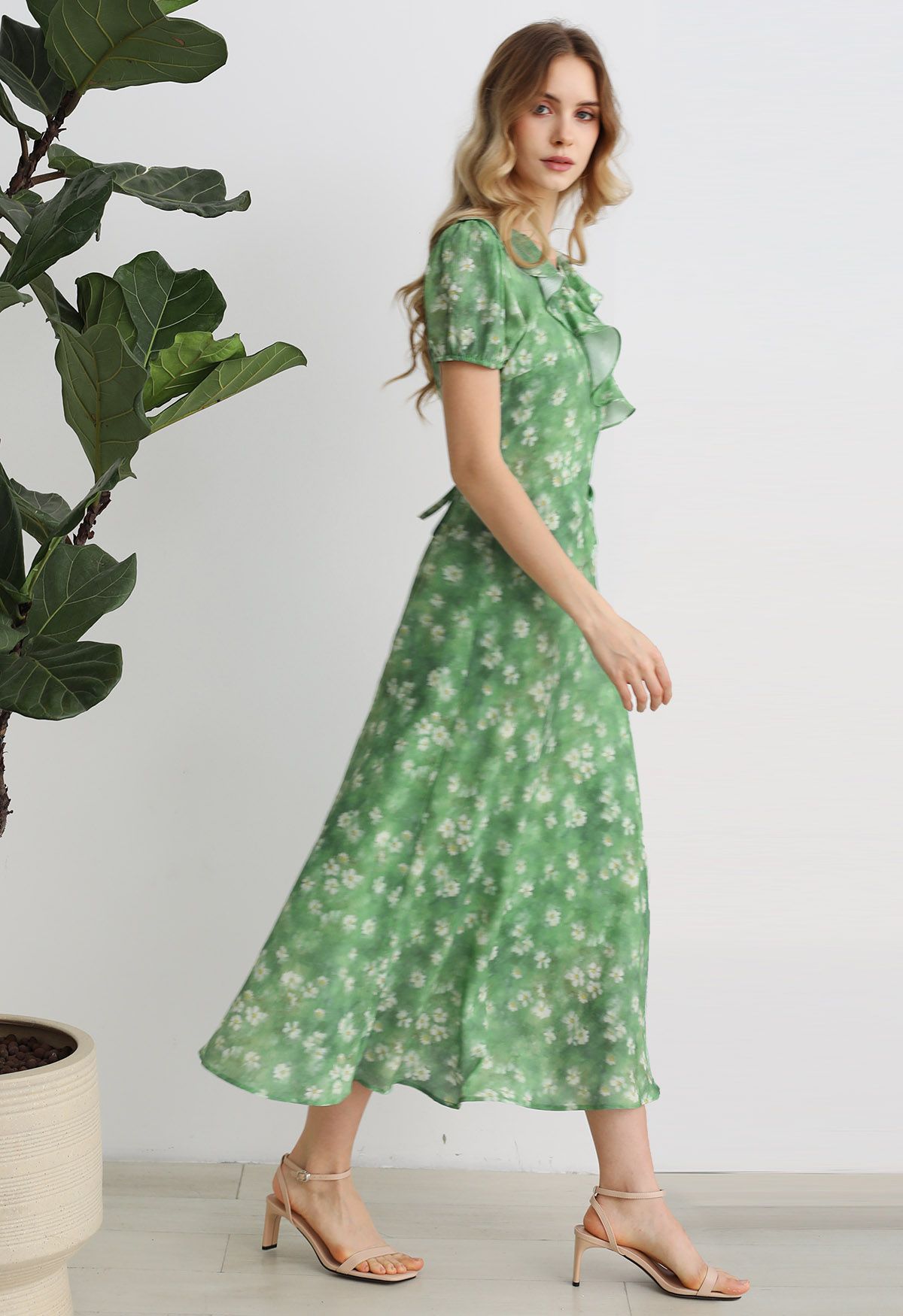 Robe longue à volants et imprimé marguerite en vert