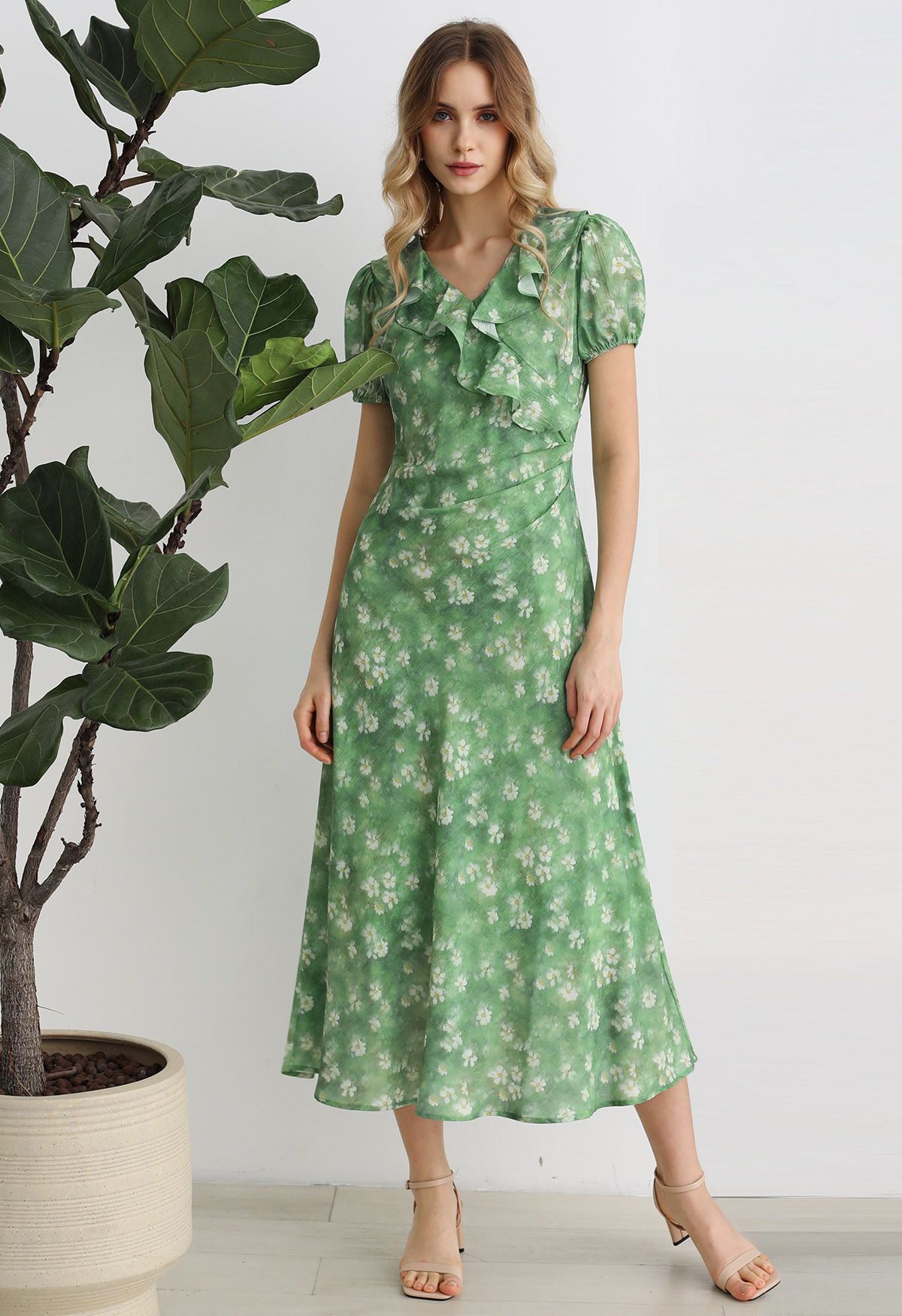 Robe longue à volants et imprimé marguerite en vert