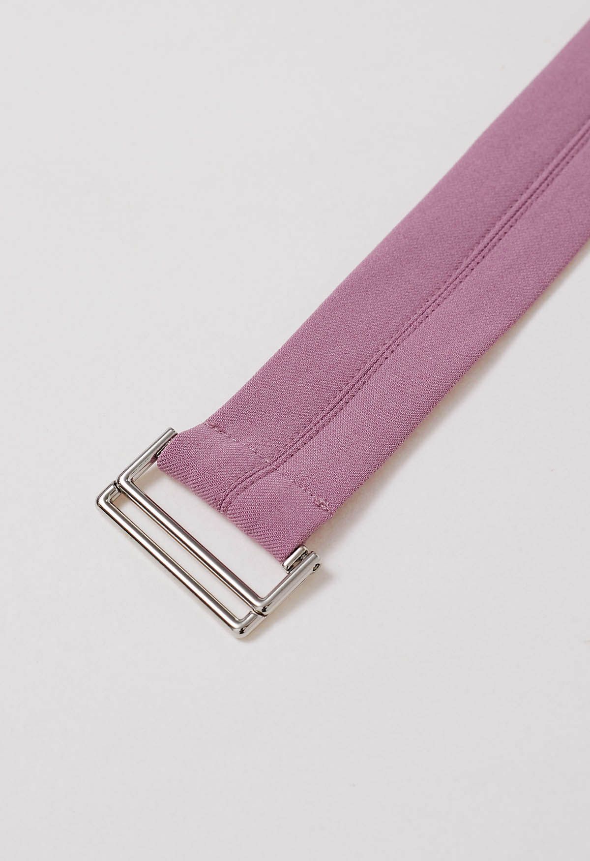 Pantalon plissé avec poche latérale et ceinture en violet