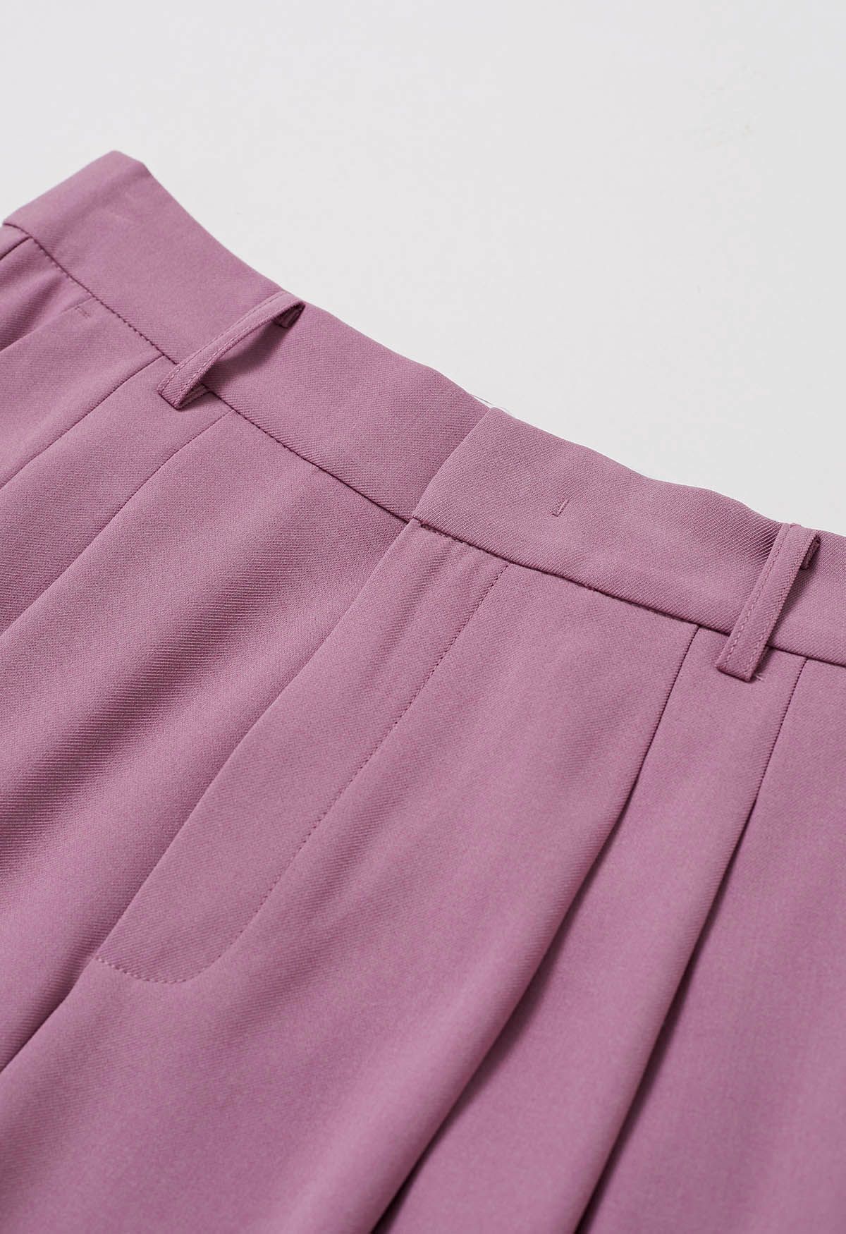 Pantalon plissé avec poche latérale et ceinture en violet