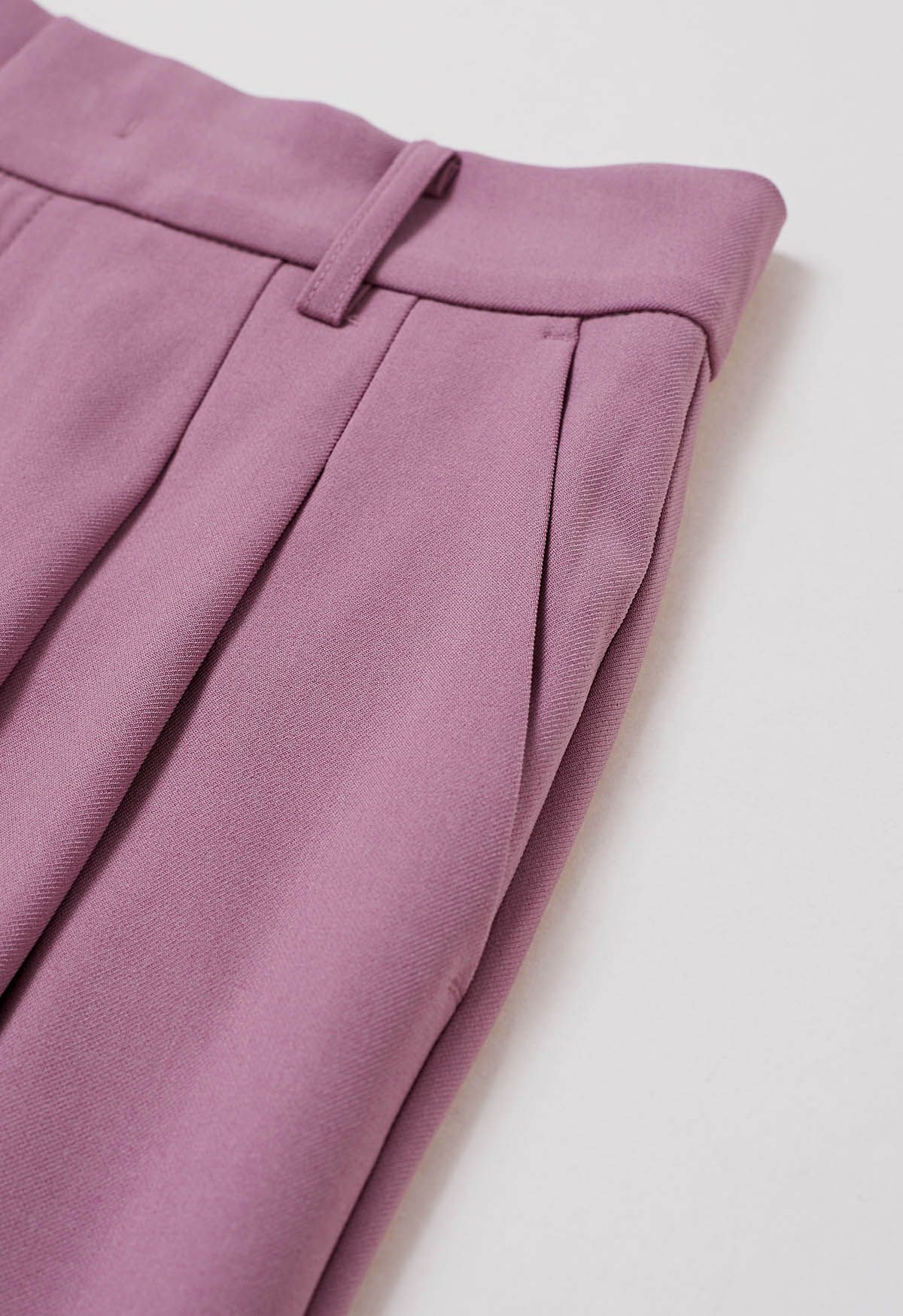 Pantalon plissé avec poche latérale et ceinture en violet