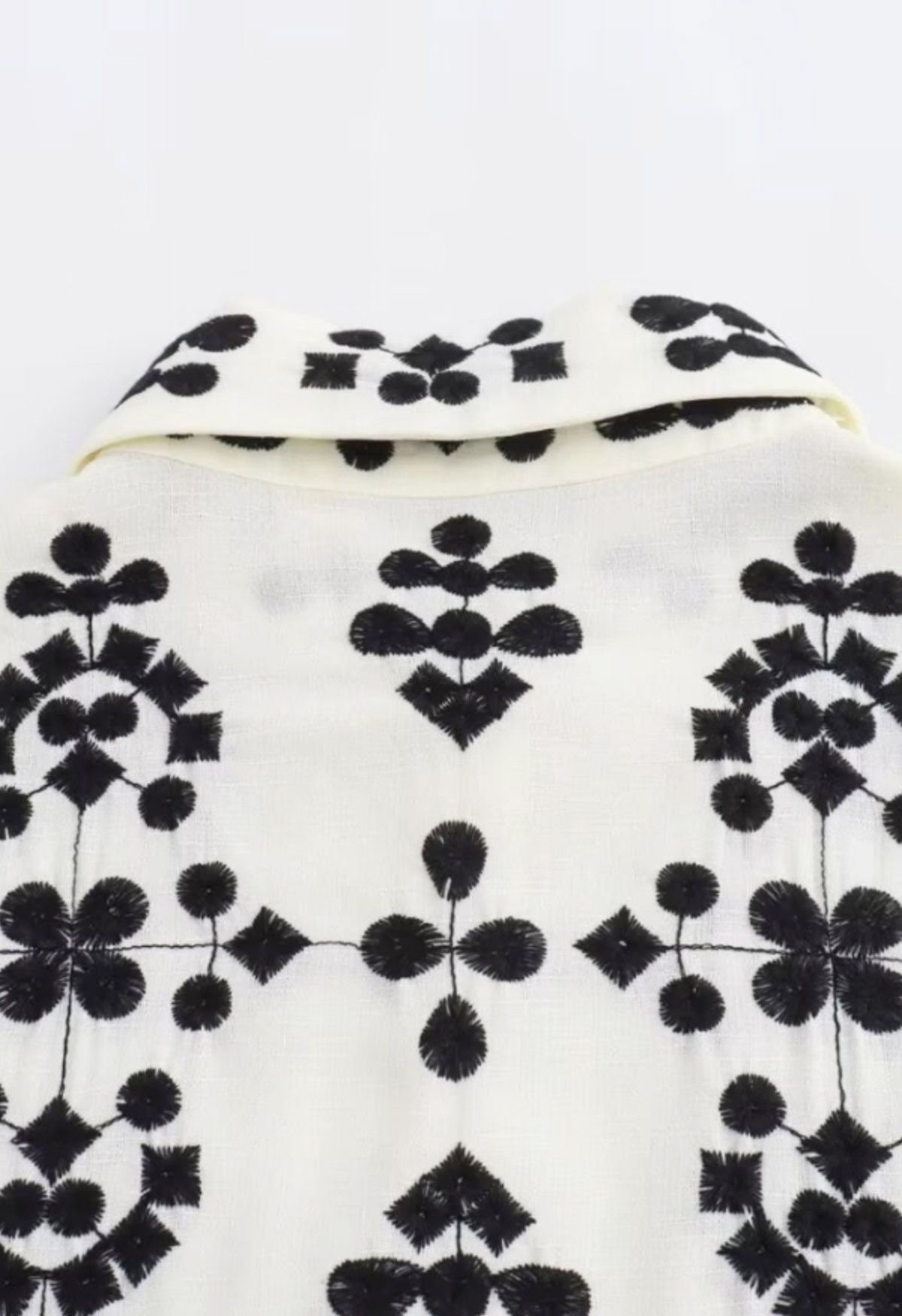 Chemise boutonnée à bords festonnés brodés de fleurs géométriques