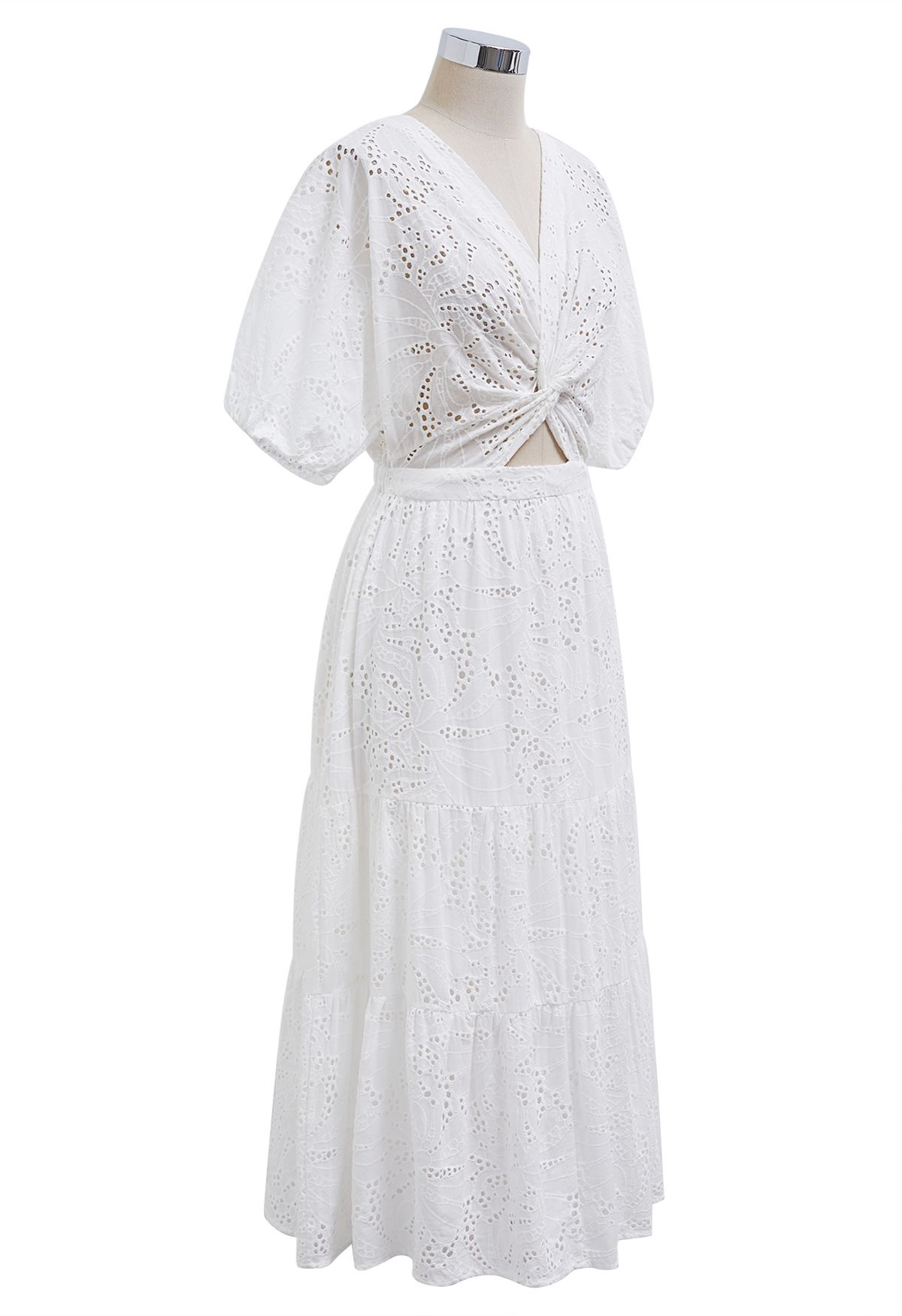 Robe midi torsadée à col en V et broderie à œillets sur le devant