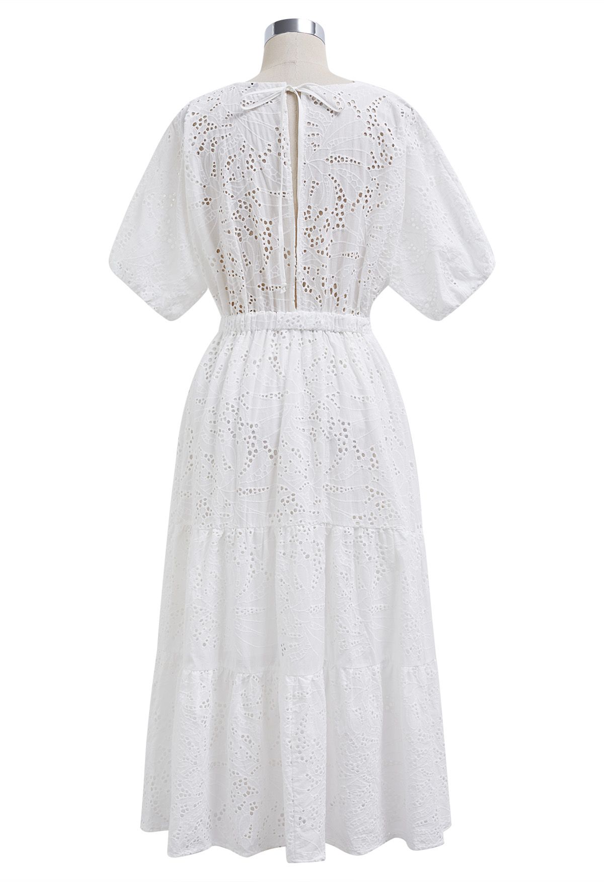 Robe midi torsadée à col en V et broderie à œillets sur le devant