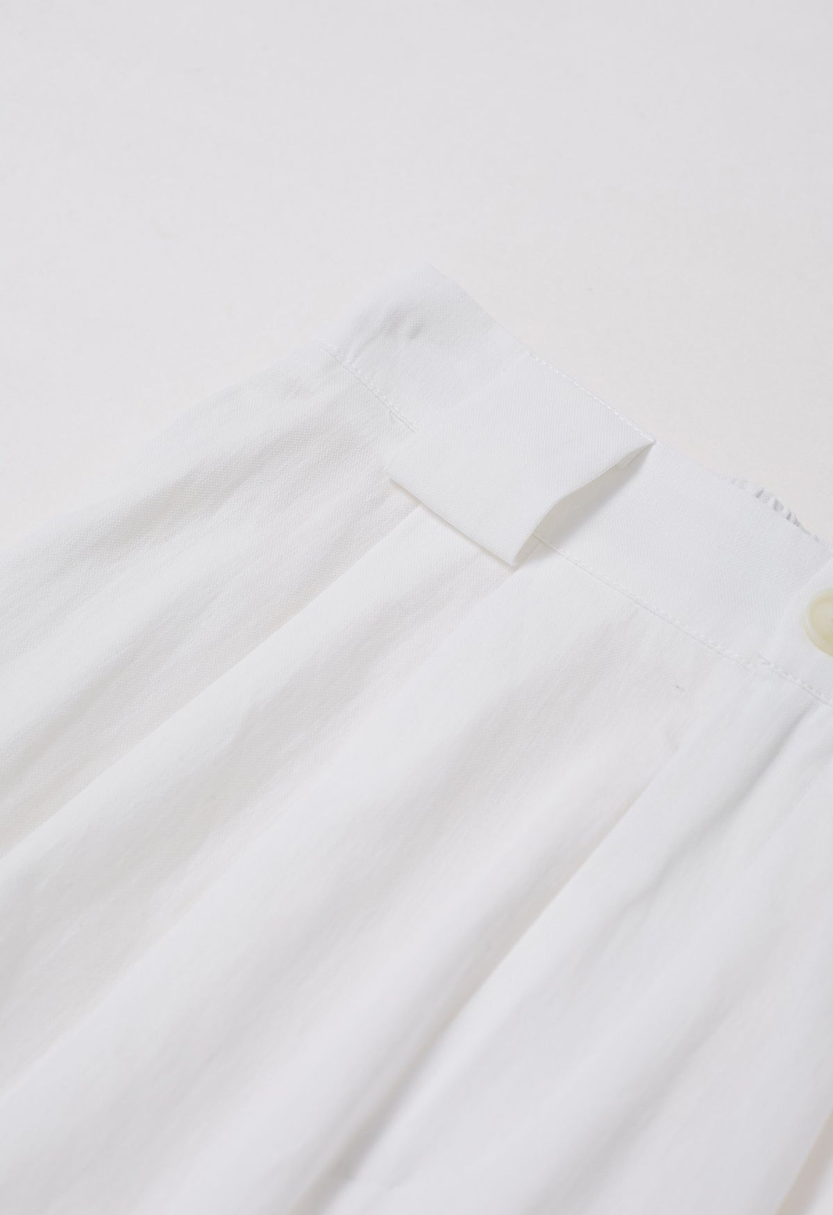 Pantalon large plissé avec ceinture à nœud papillon en blanc