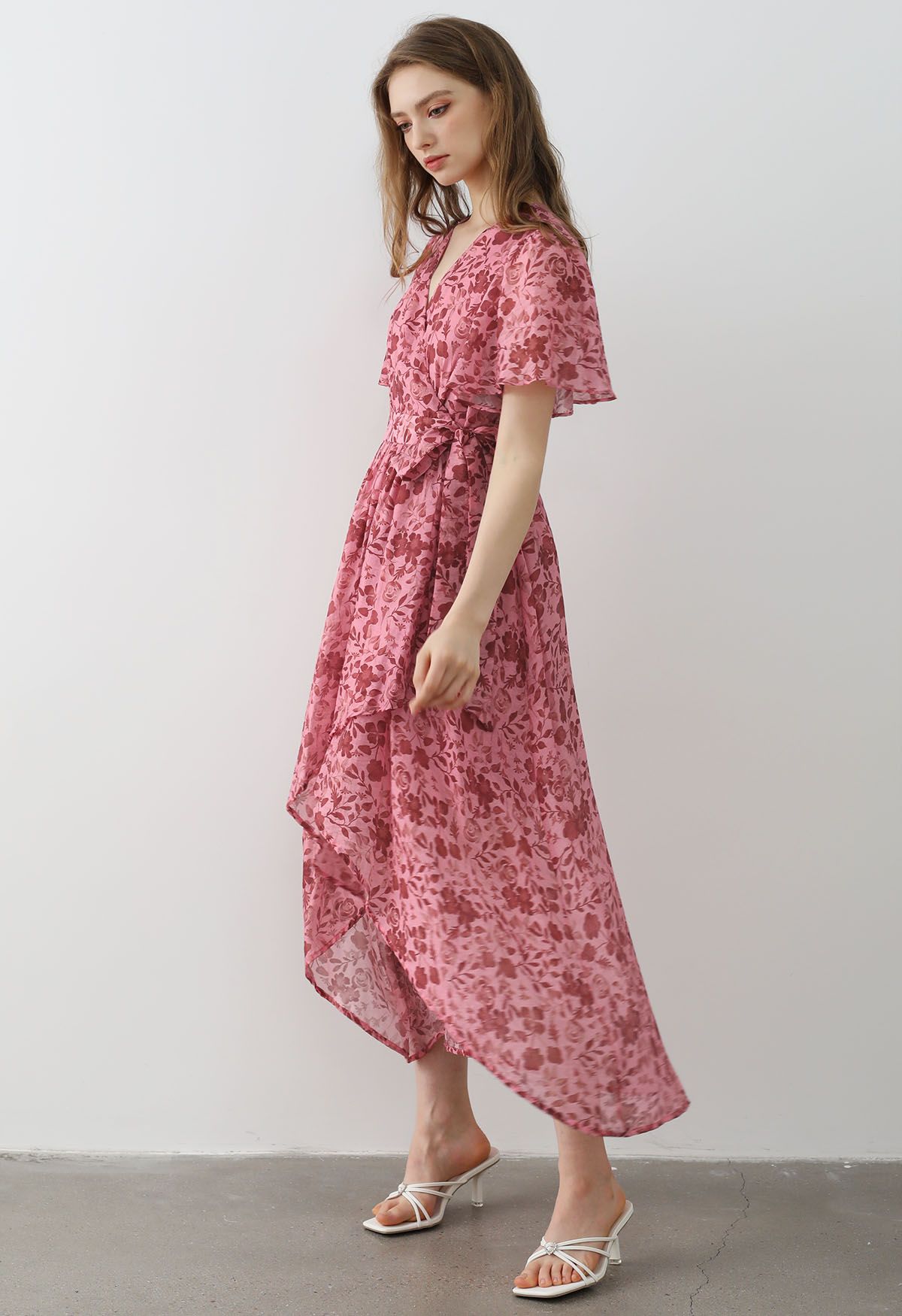 Robe portefeuille asymétrique à manches flottantes et imprimé floral rouille