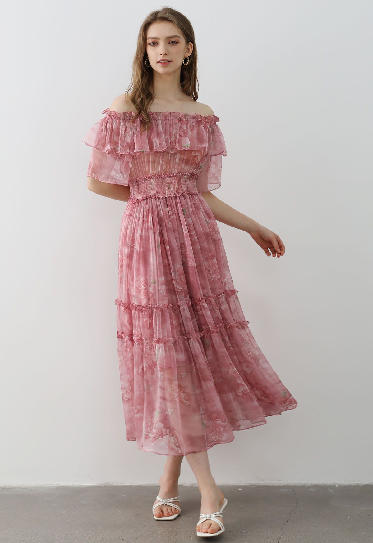 Summer Days - Robe fleurie en mousseline à volants et épaules dénudées en rose