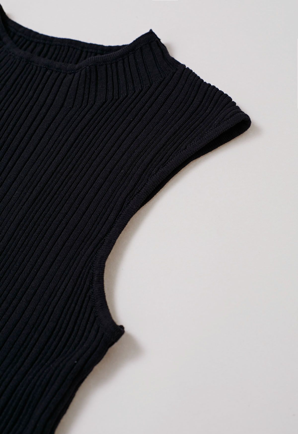 Haut en tricot sans manches à texture côtelée minimaliste en noir