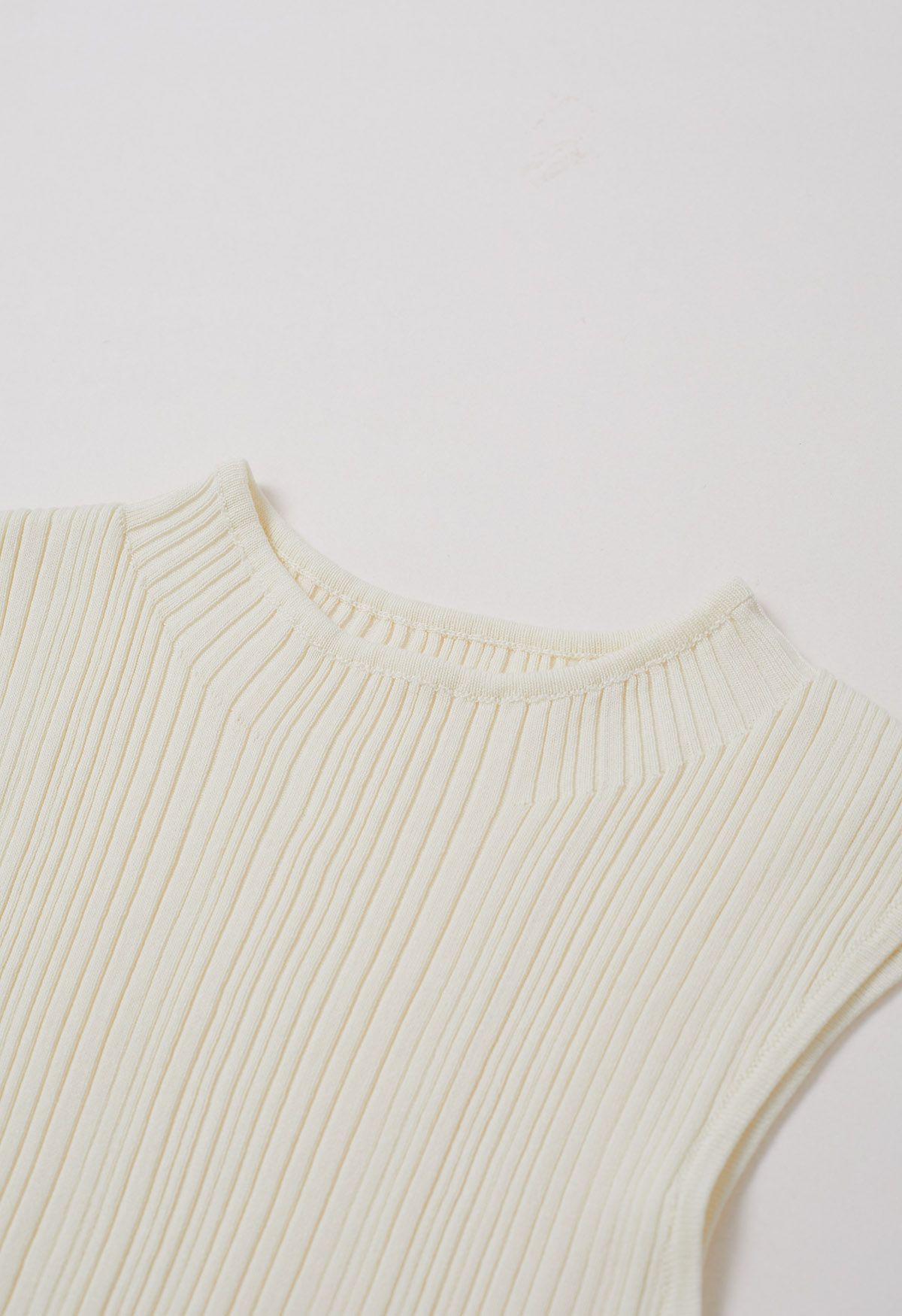 Haut en tricot sans manches à texture côtelée minimaliste en crème