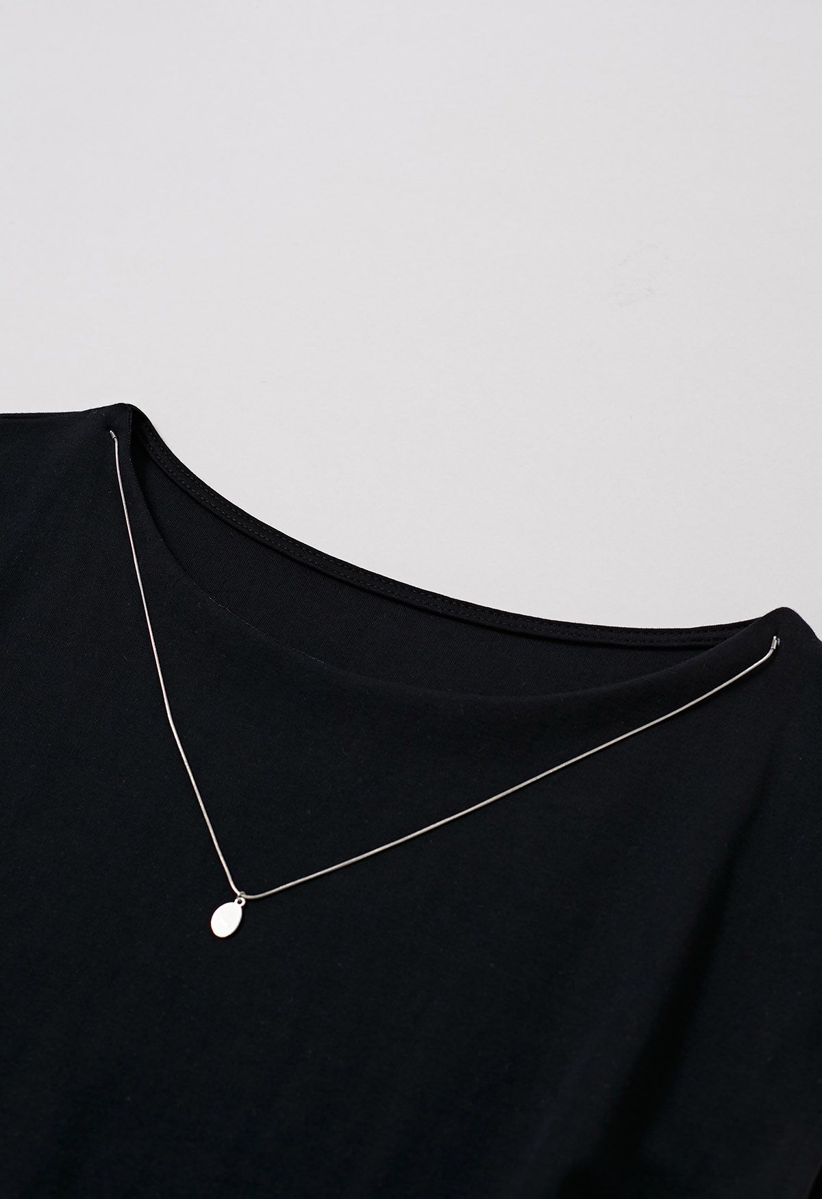 Haut en coton à plis latéraux avec collier décoratif en noir