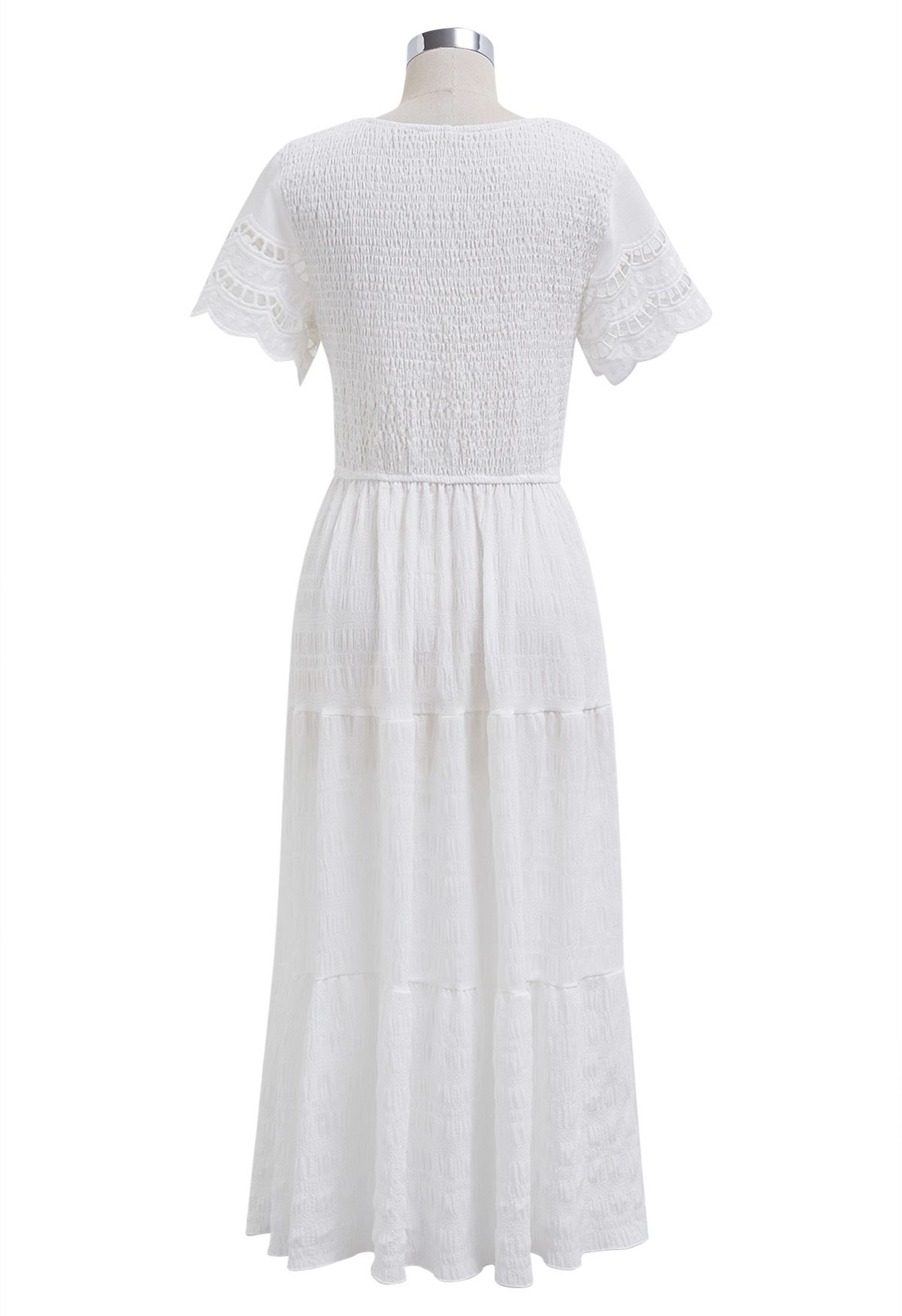 Robe mi-longue à corsage froncé et manches découpées en blanc