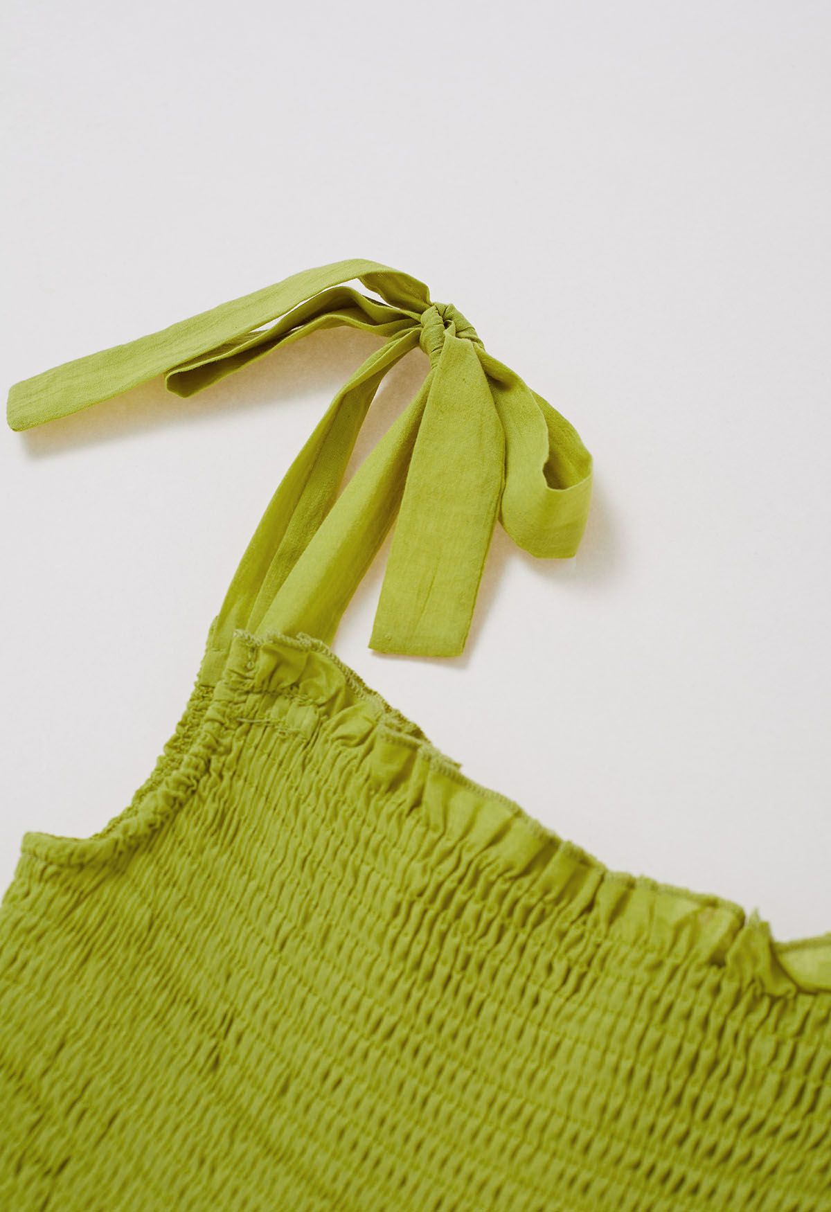 Robe longue froncée à bretelles nouées et broderie citron vert