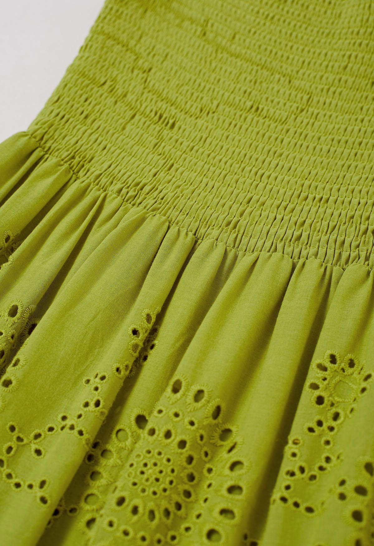 Robe longue froncée à bretelles nouées et broderie citron vert