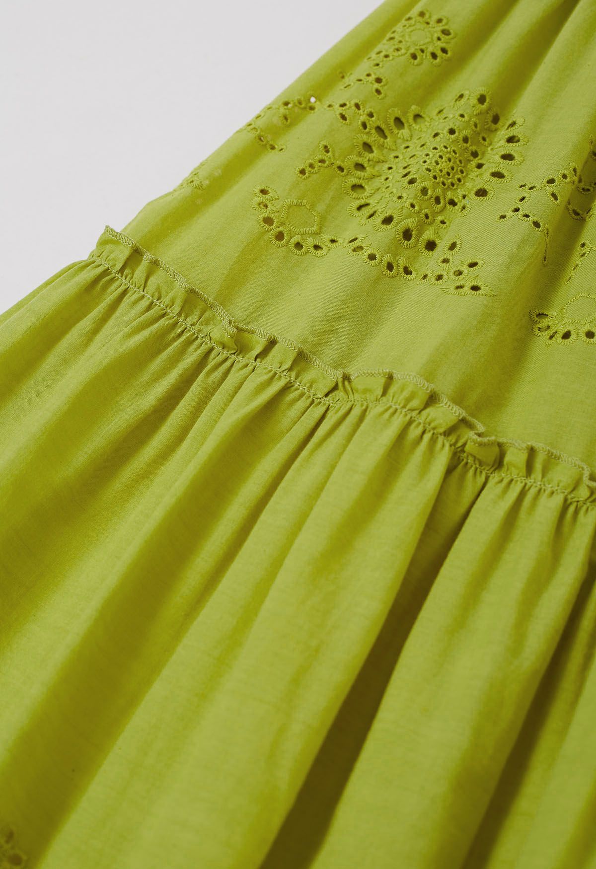 Robe longue froncée à bretelles nouées et broderie citron vert