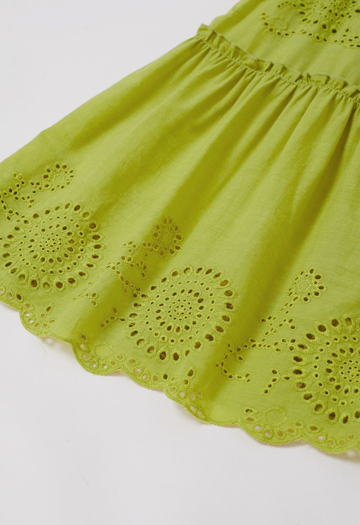 Robe longue froncée à bretelles nouées et broderie citron vert