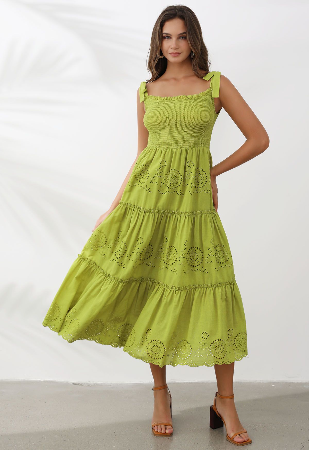 Robe longue froncée à bretelles nouées et broderie citron vert