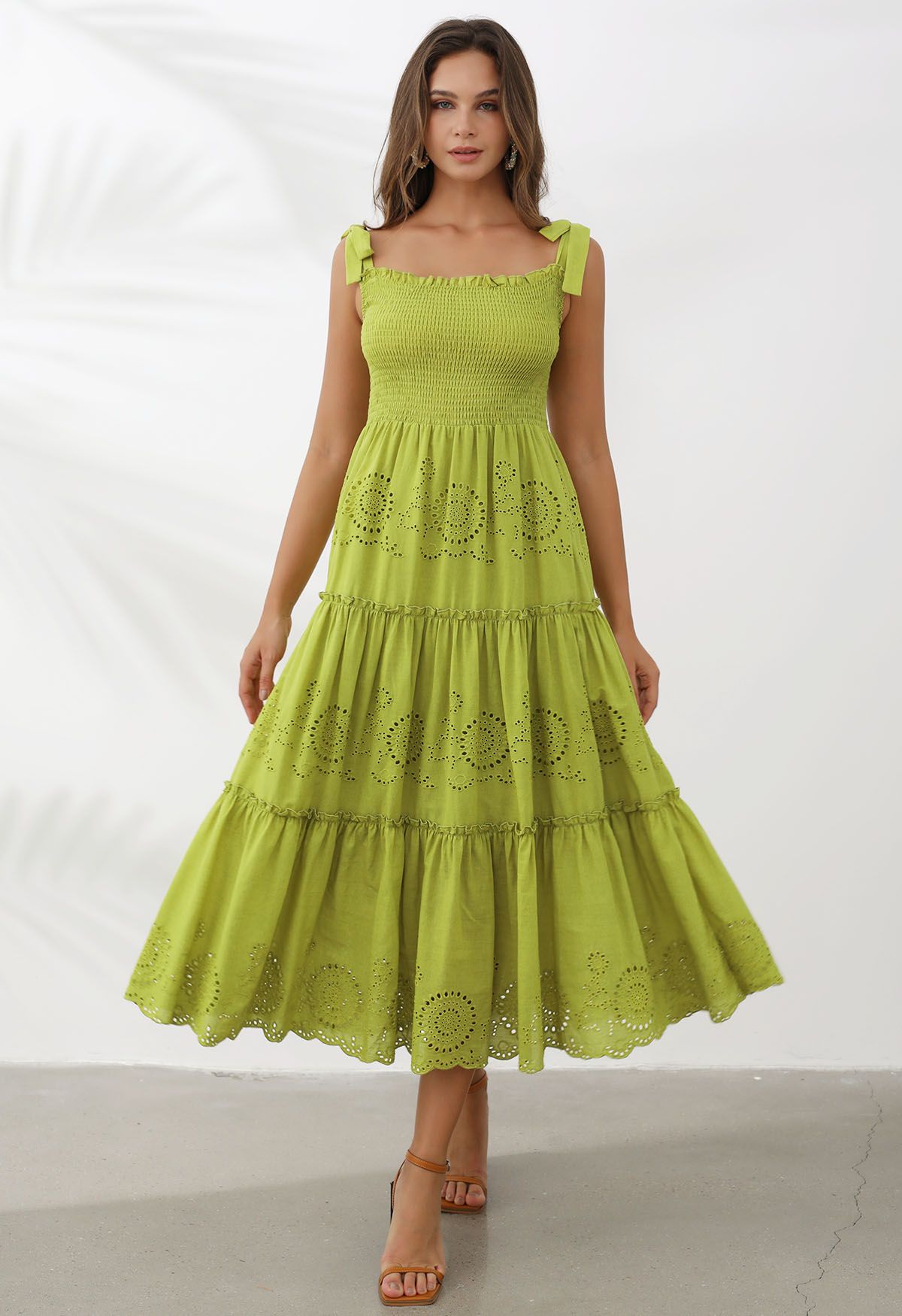 Robe longue froncée à bretelles nouées et broderie citron vert