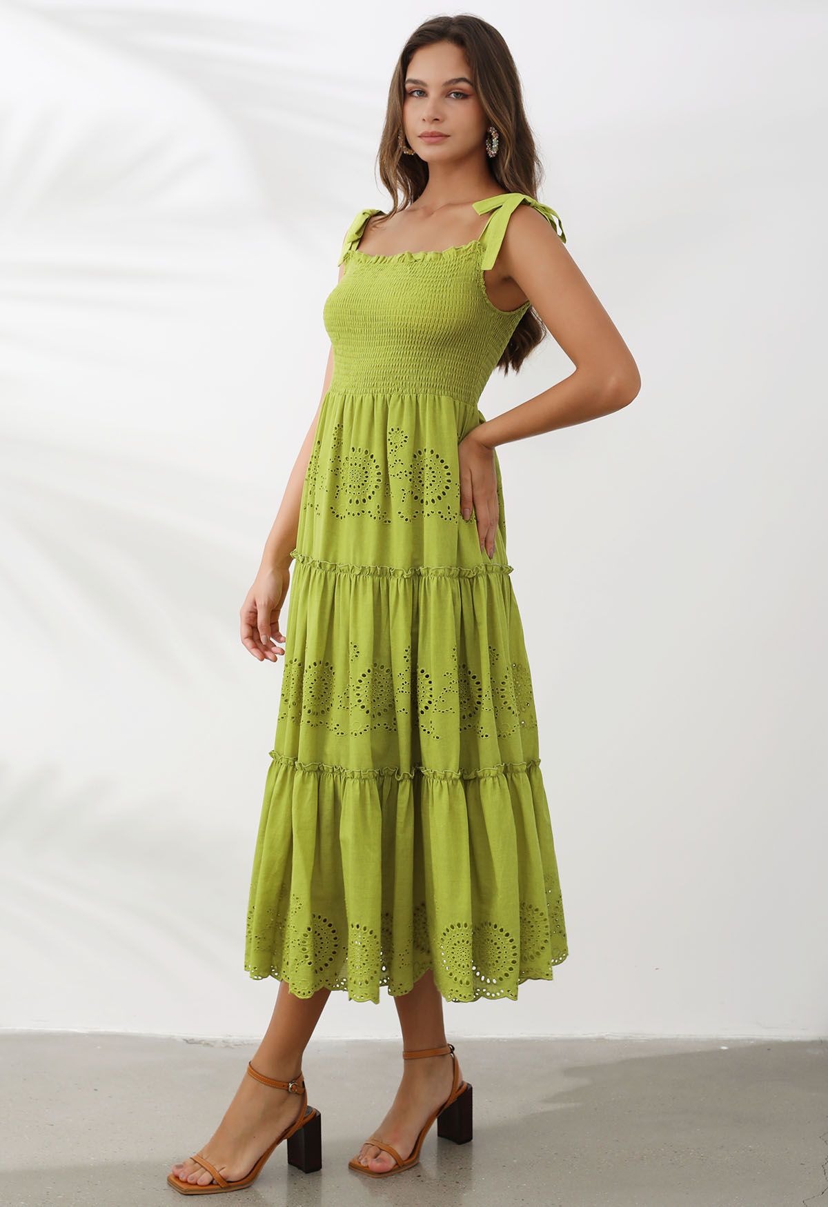 Robe longue froncée à bretelles nouées et broderie citron vert