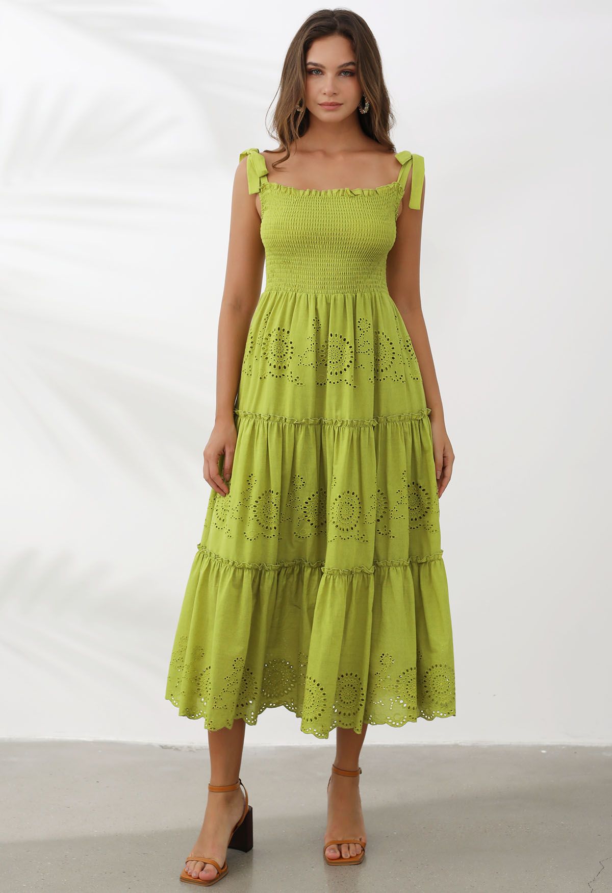 Robe longue froncée à bretelles nouées et broderie citron vert