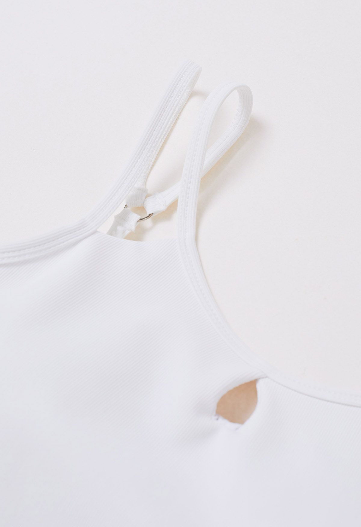 Haut de soutien-gorge à double bretelles et détails découpés en blanc