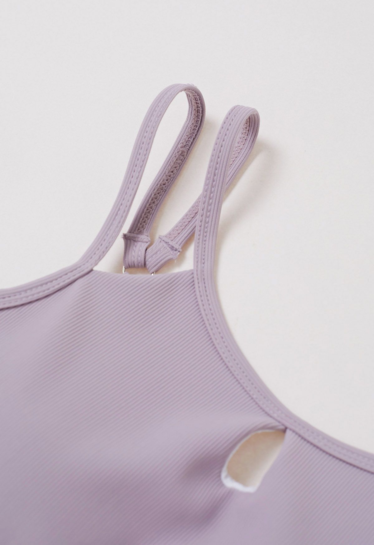 Haut de soutien-gorge à double bretelles avec détails découpés en lavande