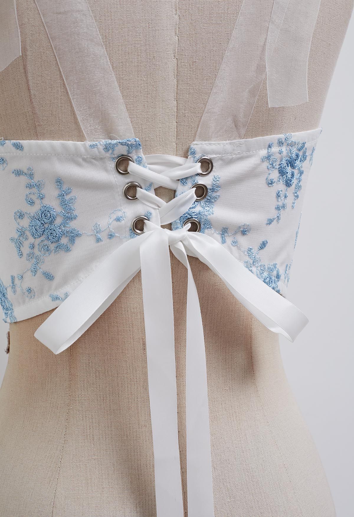 Haut bustier bleu fleuri brodé à bretelles nouées en blanc