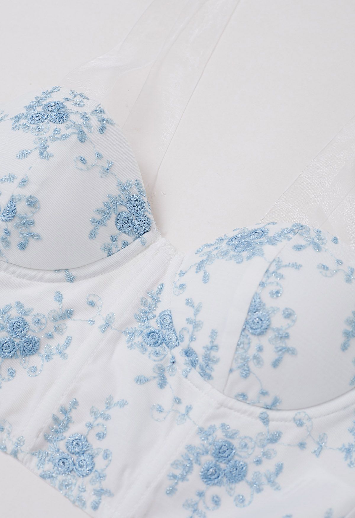 Haut bustier bleu fleuri brodé à bretelles nouées en blanc