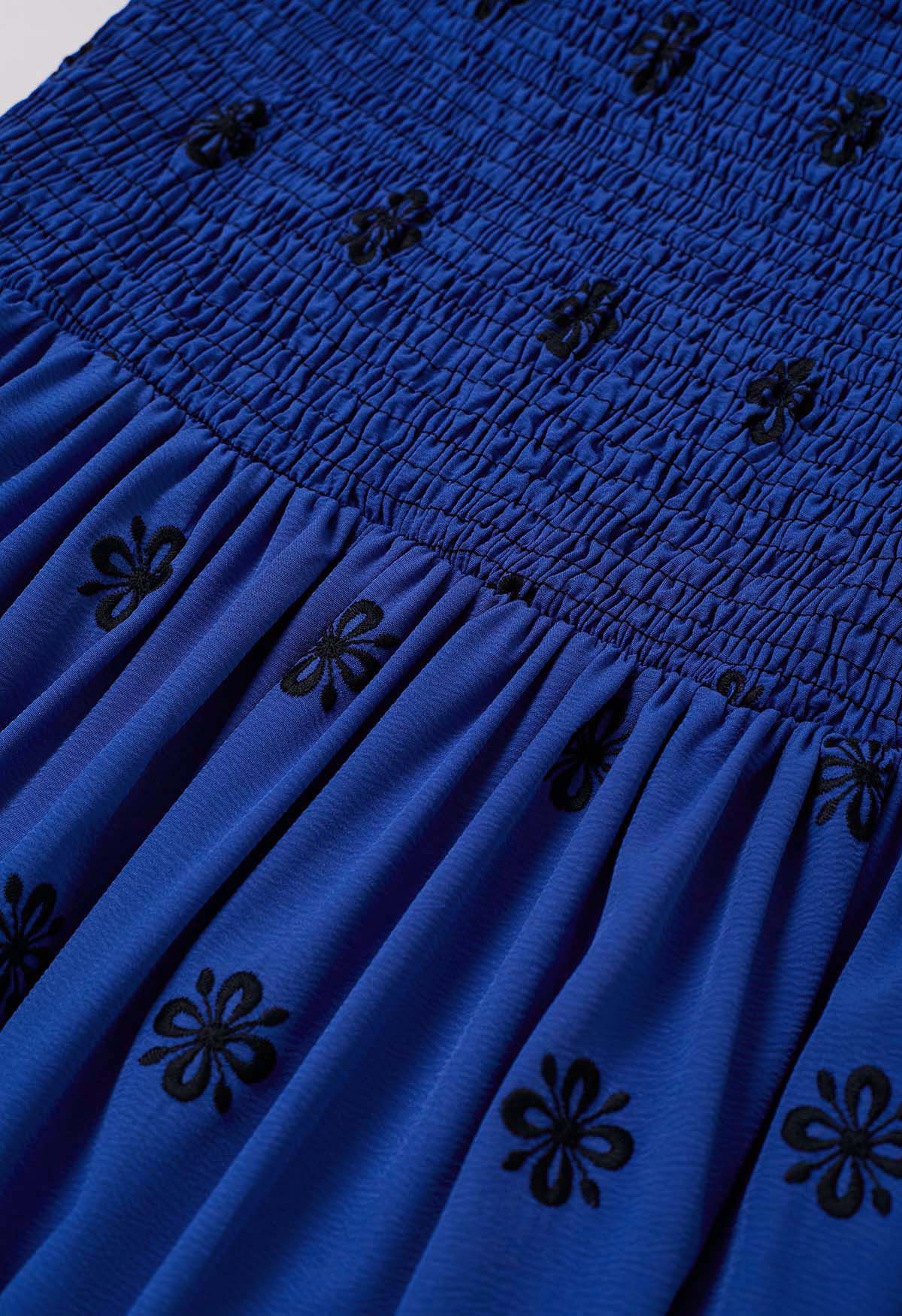 Robe midi froncée noire à broderies florales en bleu marine