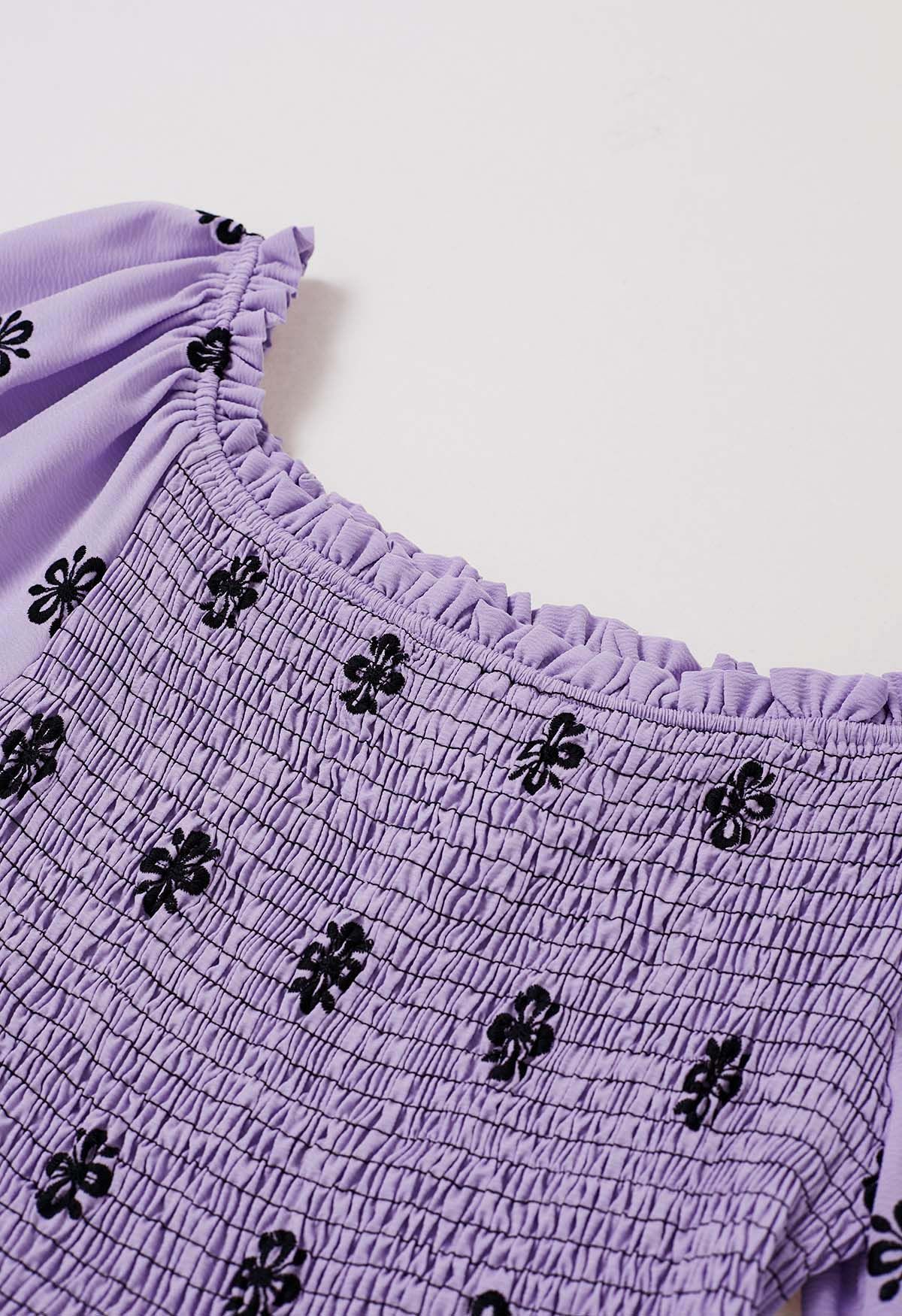 Robe midi froncée noire à broderie florale en lilas